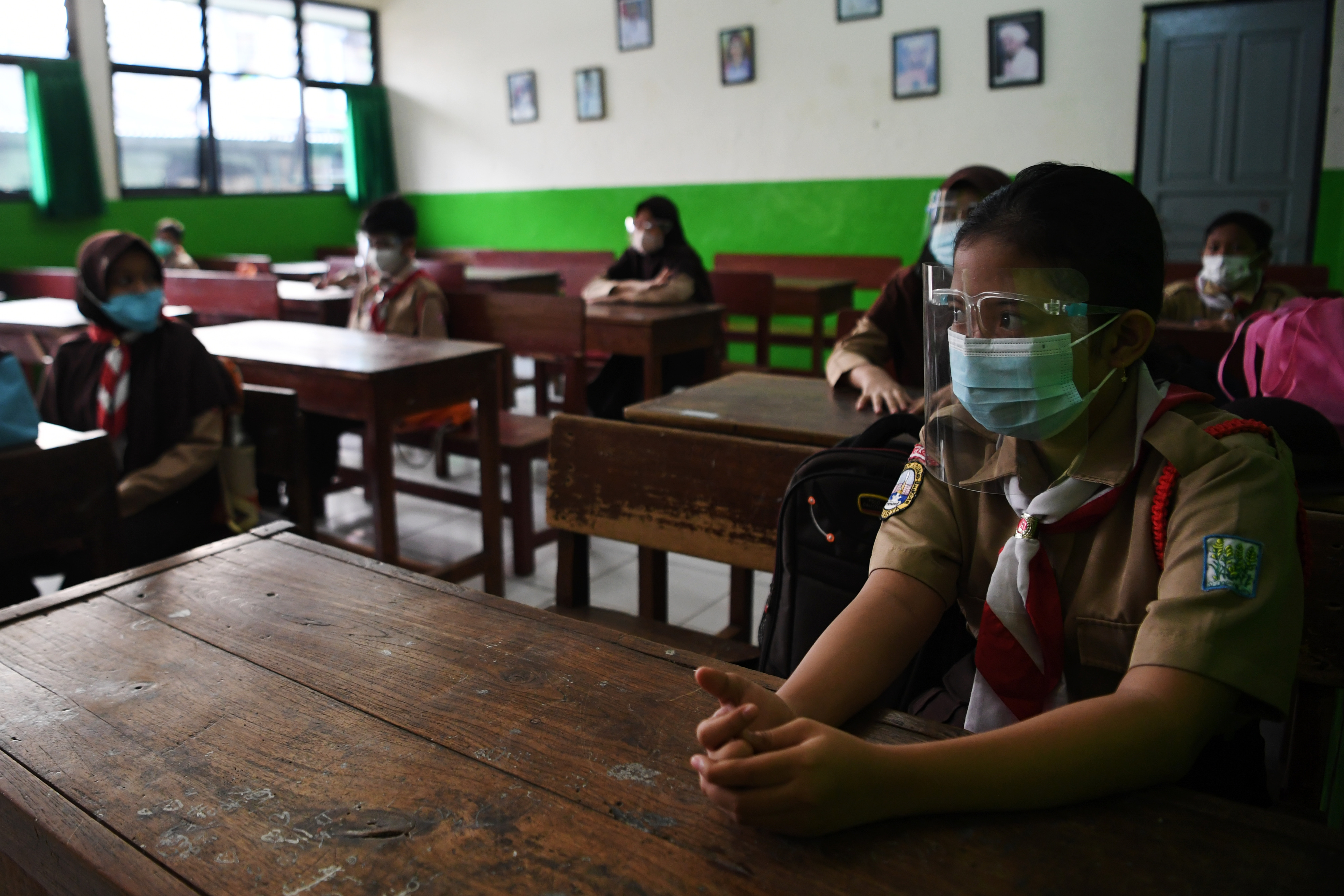 Sejumlah murid mengikuti uji coba pembelajaran tatap muka (PTM) tahap 2 di SDN Kebayoran Lama Selatan 17 Pagi, Jakarta.