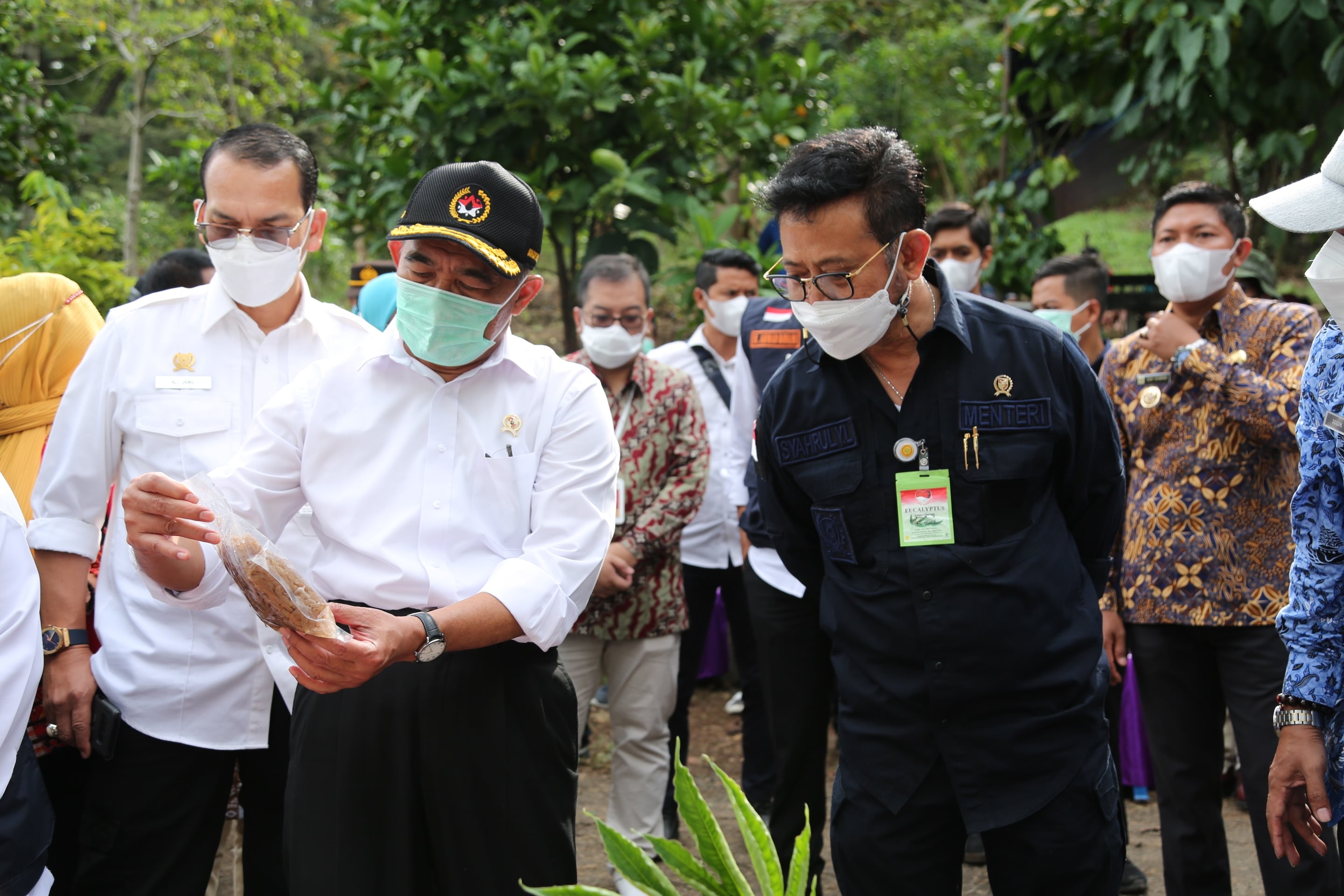 Menko PMK) Muhadjir Effendy dan Menteri Pertanian Sayhrul Yasin Limpo mengunjungi Desa Klangon, Saradan, Madiun, Jatim, Kamis (17/6). 