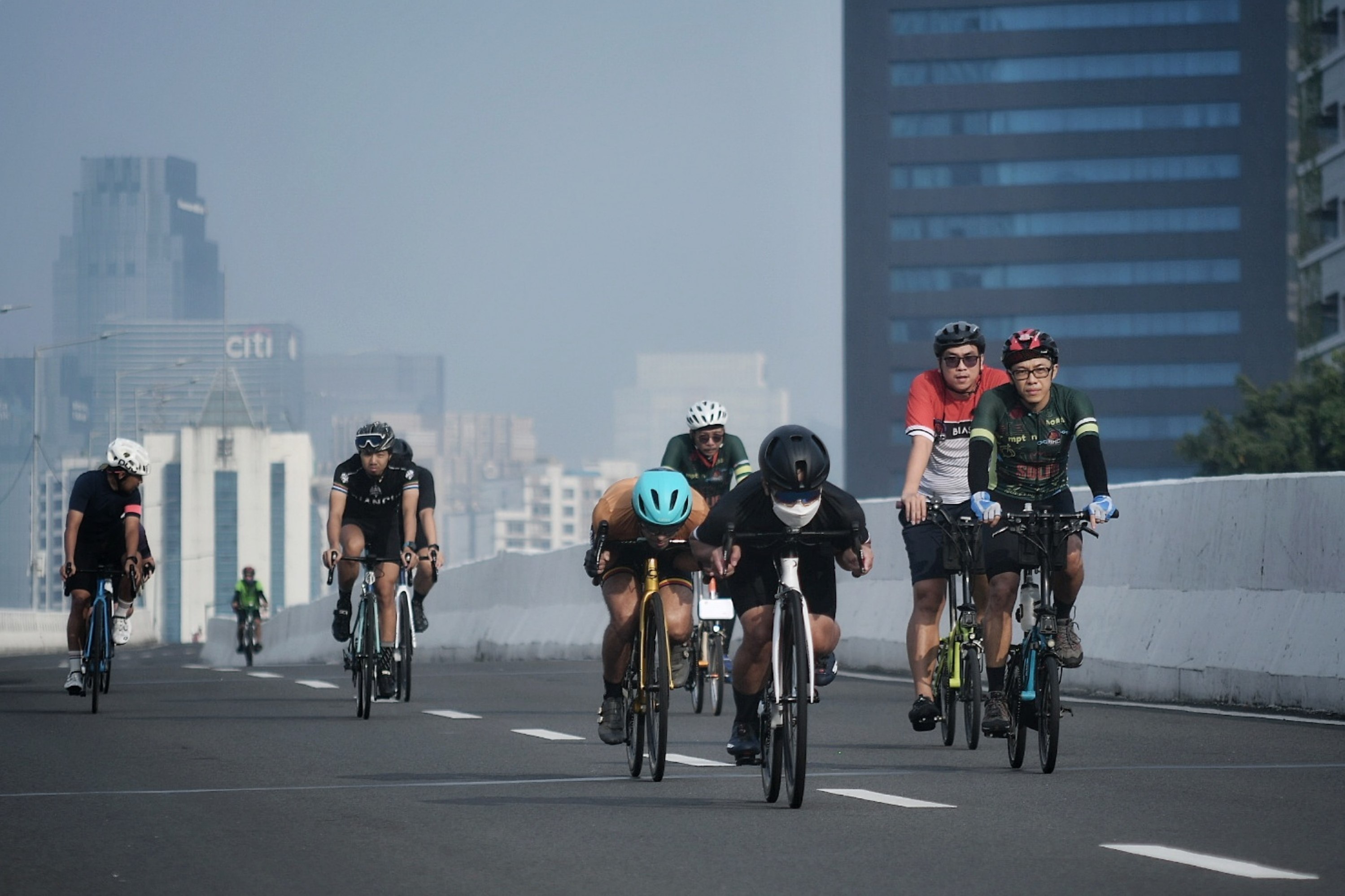 Sejumlah pengguna sepeda road bike melintas di Jalan Layang Non Tol (JLNT) Kampung Melayu-Tanah Abang, Jakarta, Minggu (30/5).