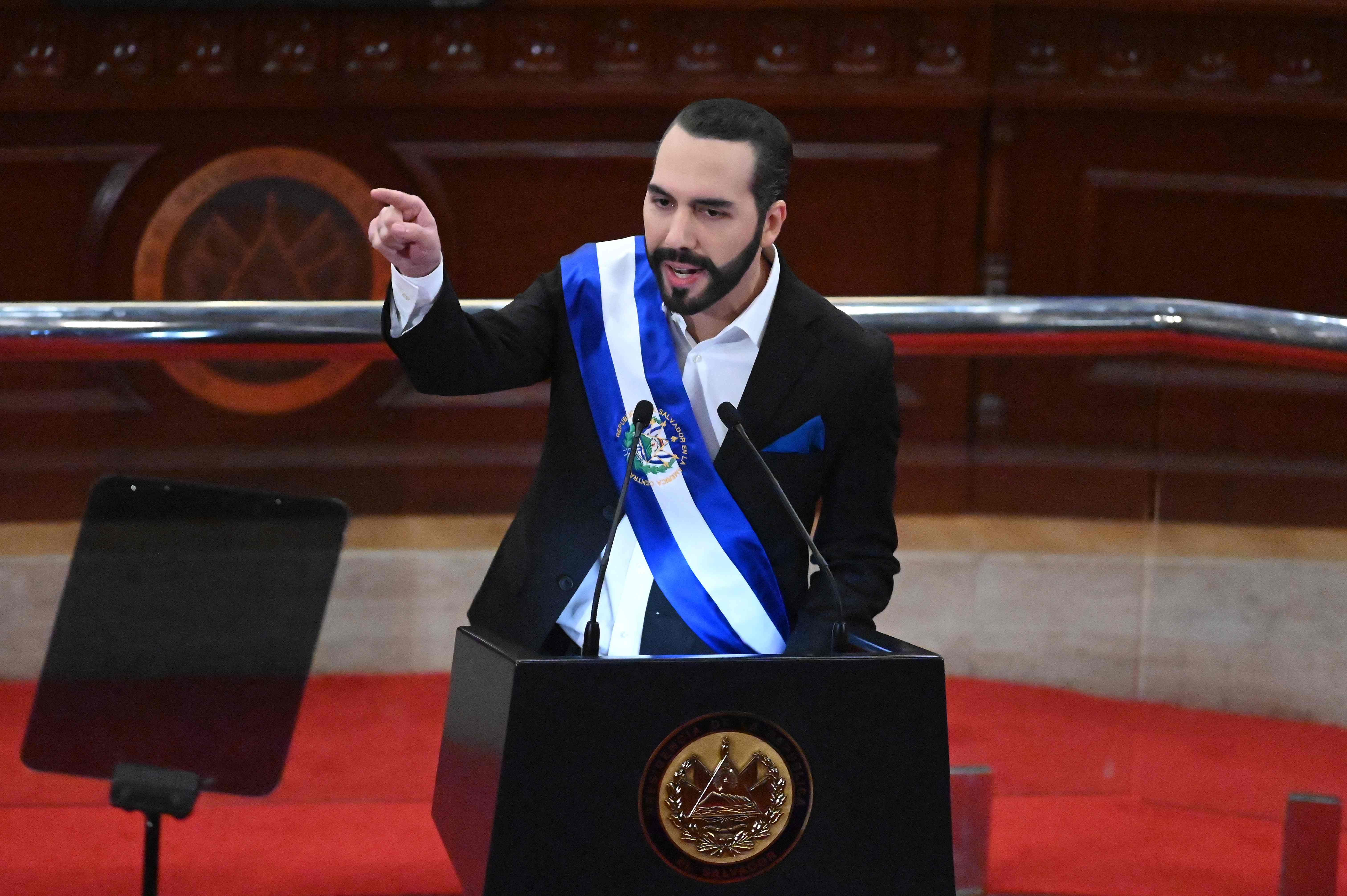 Presiden El Salvador Nayib Bukele saat menyampaikan pidato di depan Dewan Legislatif.
