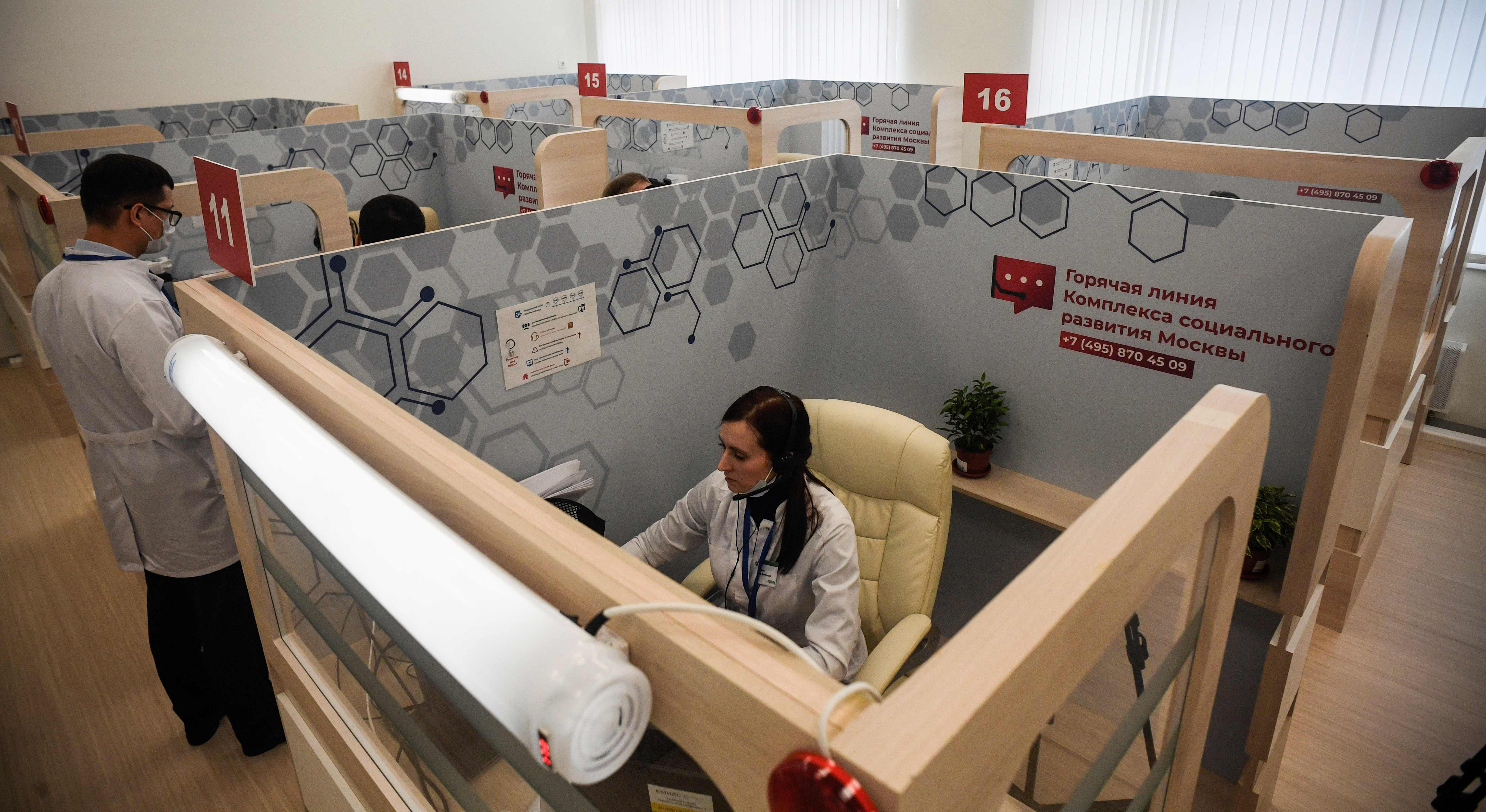 Ilustrasi: Dokter menjawab pasien saat sesi konsultasi online di telemedicine centre di Moskow.