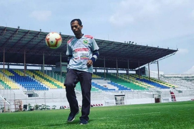 Pelatih Kepala Hizbul Wathan FC Yusuf Ekodono saat berlatih di Stadion Gelora 10 Nopember beberapa waktu lalu.