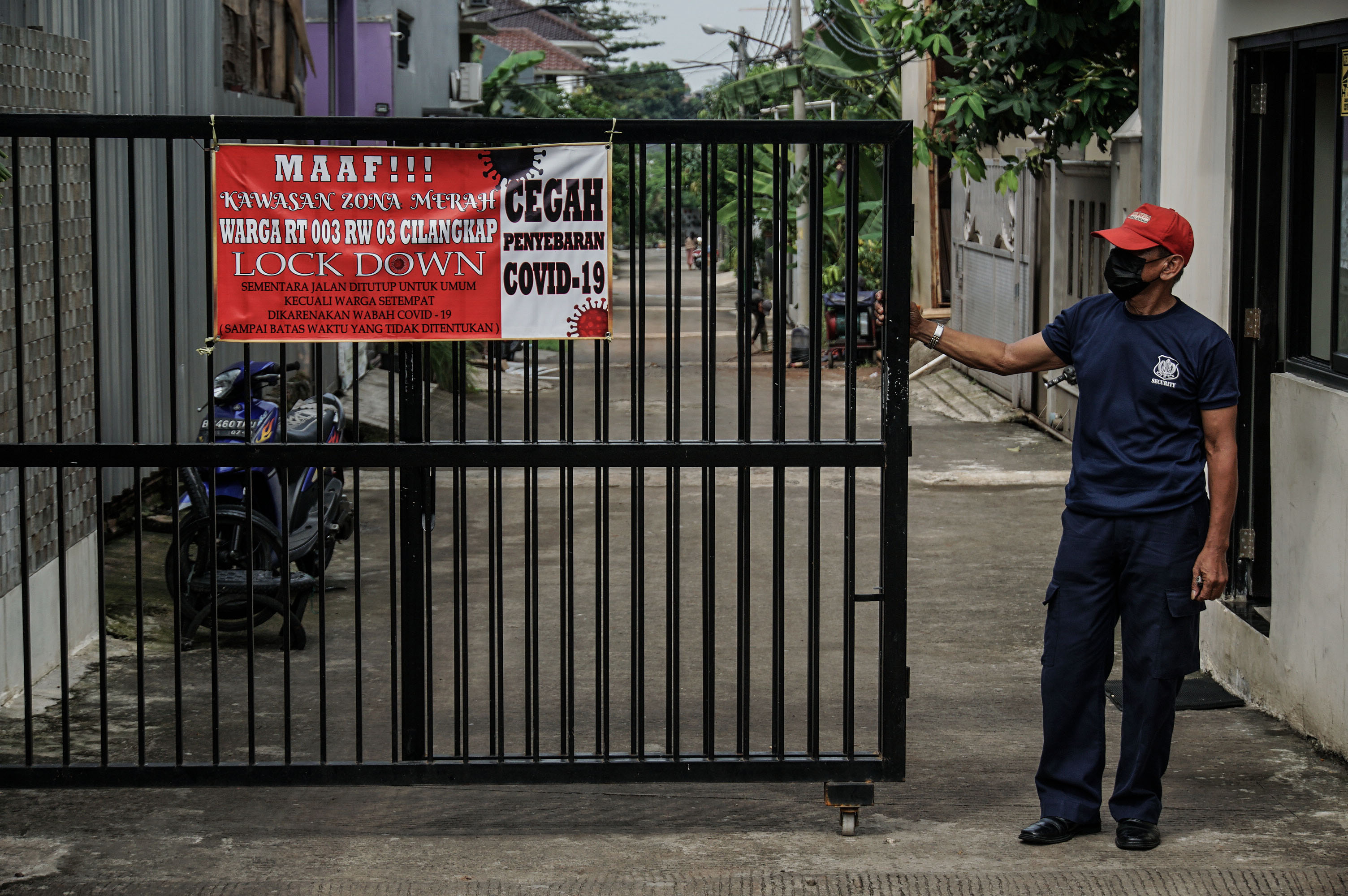 Petugas berjaga di kawasan yang sedang menerapkan lockdown skala mikro di RT 03/03, Cilangkap, Jakarta Timur.