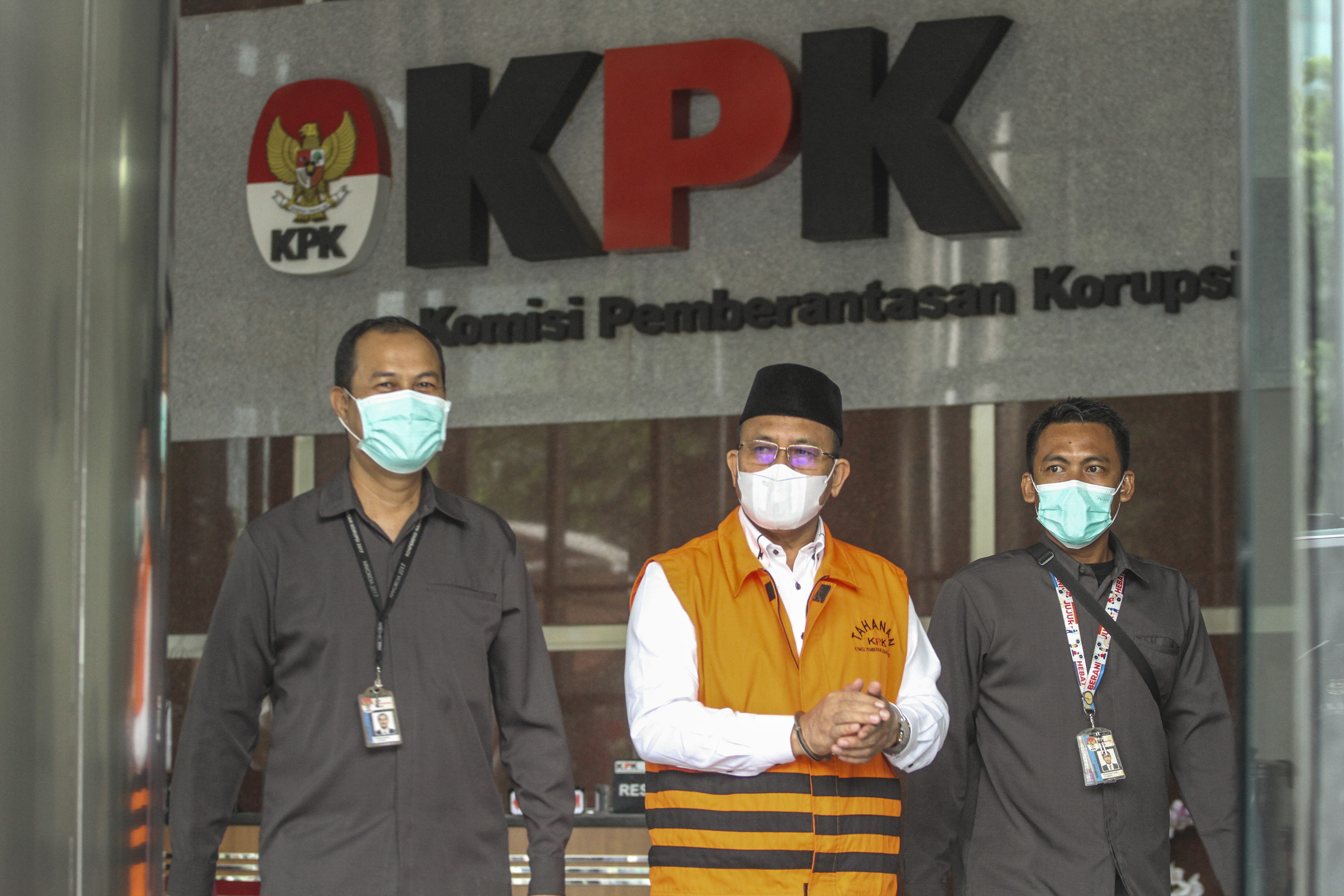  Bupati Muara Enim nonaktif Juarsah (tengah) berjalan keluar usai pemeriksaan di Gedung Merah Putih KPK, Jakarta, Senin (14/6/2021).