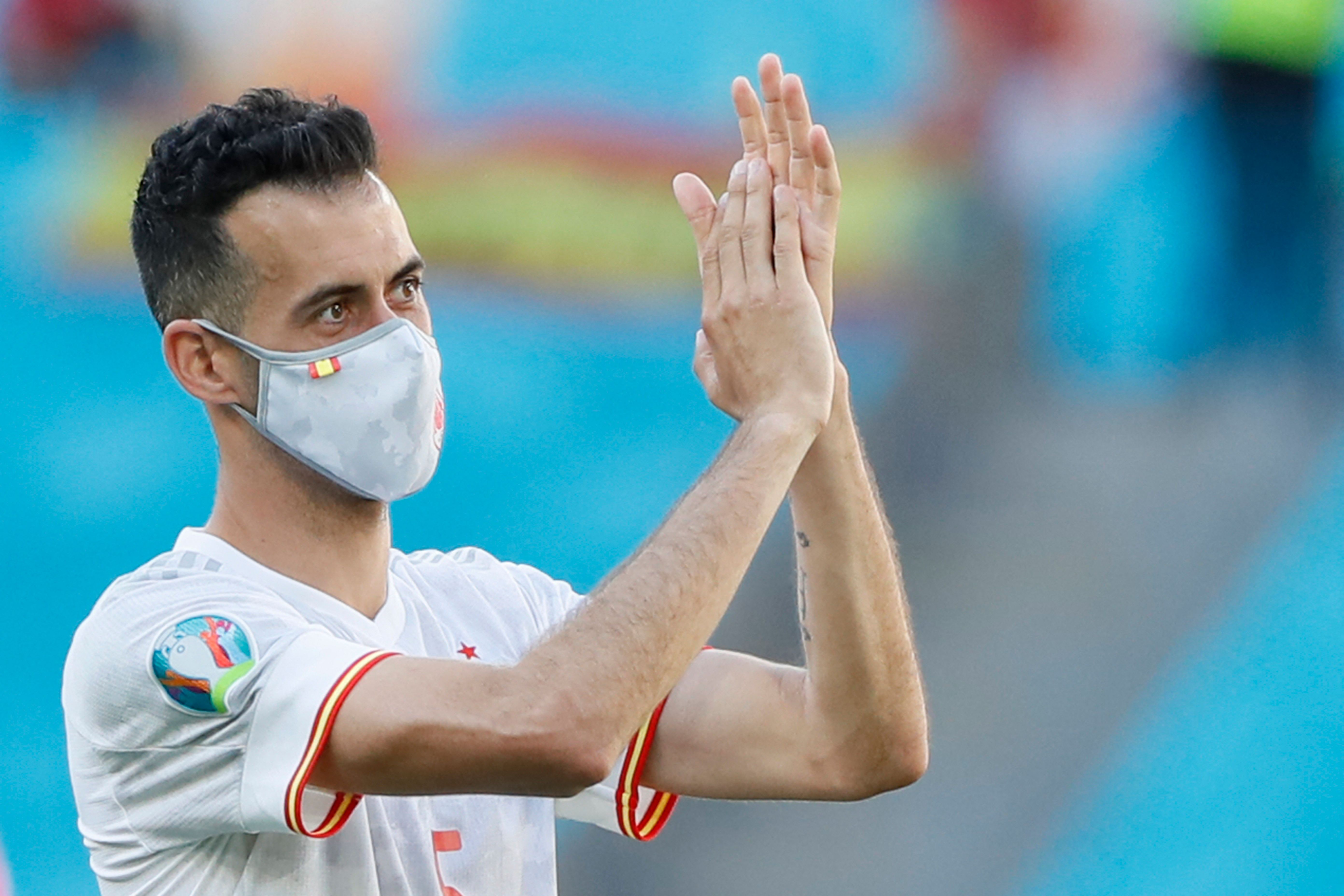 Gelandang timnas Spanyol Sergio Busquets menyapa para pendukung selepas laga Piala Eropa melawan Slovakia.