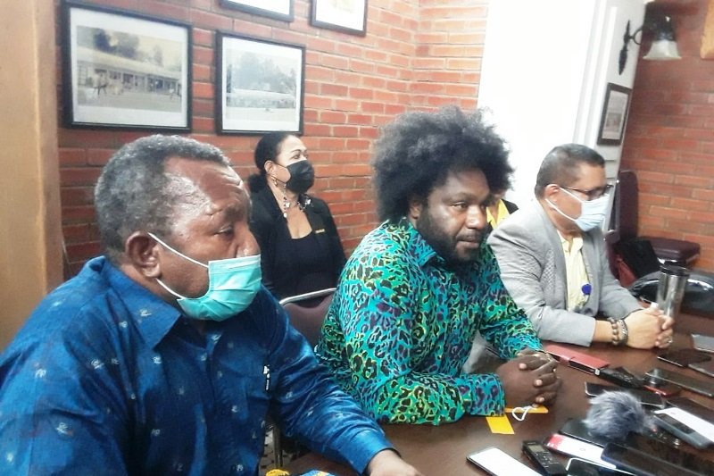 Ketua DPRD Kabupaten Tolikara, Sonny Wanimbo (tengah) didampingi kuasa hukumnya, Aloysius Renwarin, dan eks anggota DPR, D Dwijangge, di Jay