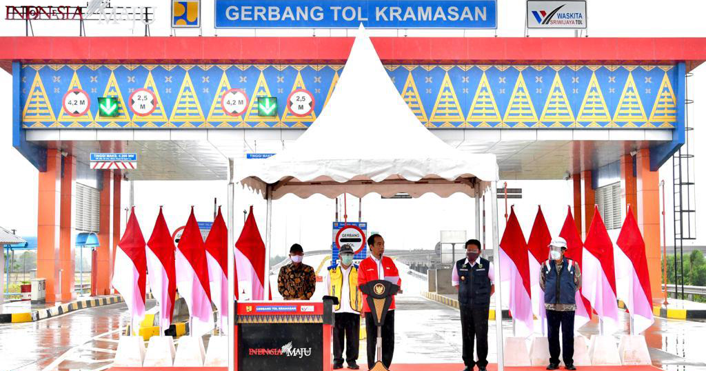 Presiden Joko Widodo (tengah) menyampaikan pidato saat meresmikan Tol Palembang-Kayu Agung di gerbang tol Keramasan.