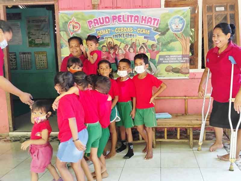 Difabel di Sikka Cerdaskan Anak Miskin di Rumah Pribadinya.