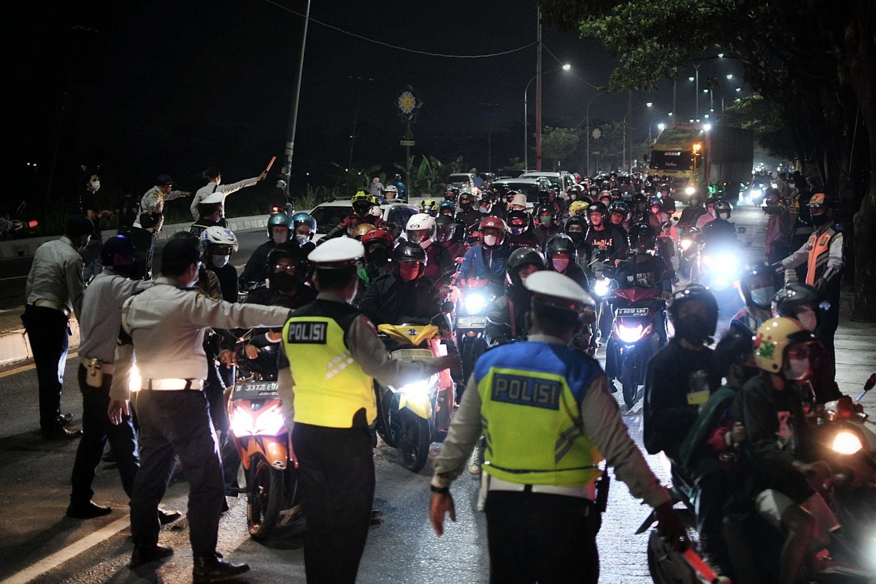 Petugas gabungan melakukan penyekatan arus balik di kawasan Kabupaten Bekasi, Jawa Barat.