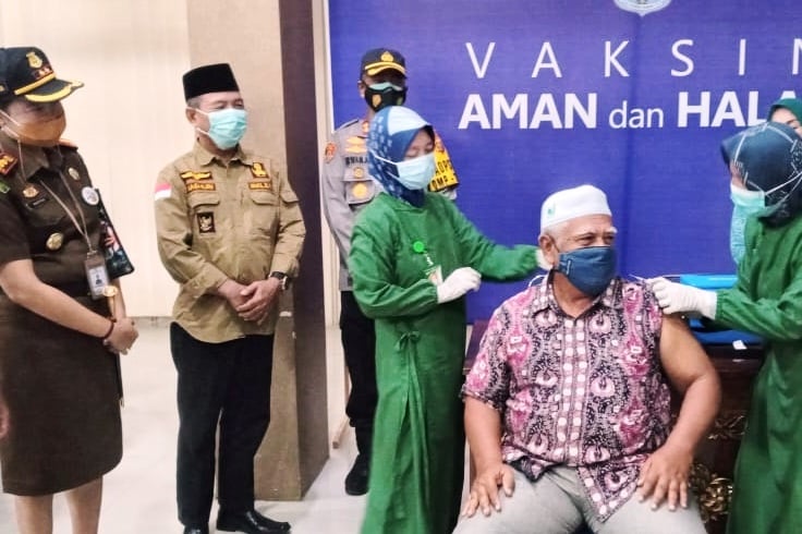 Vaksinasi lansia di Merangin.