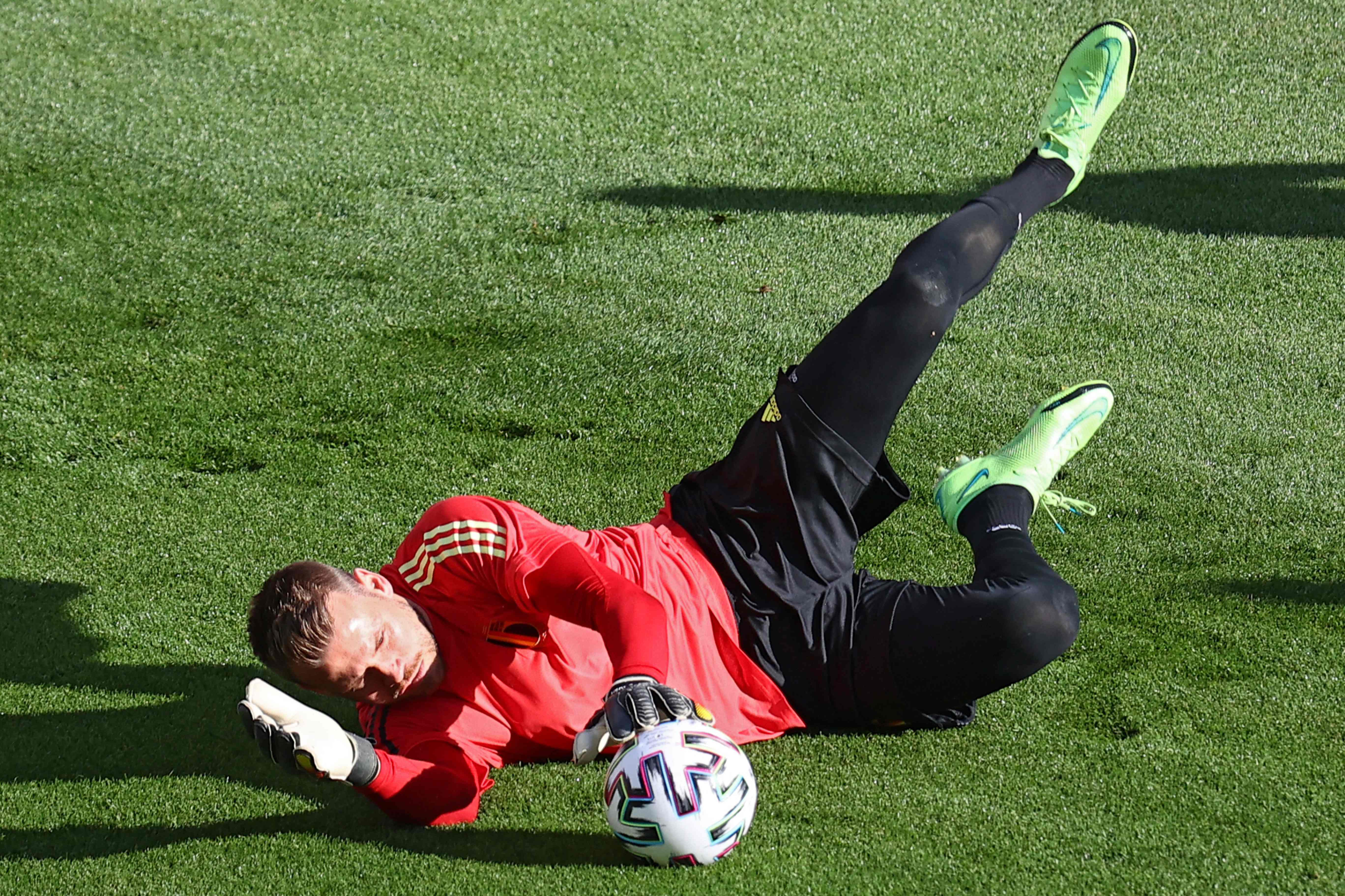 Penjaga gawang Belgia Simon Mignolet