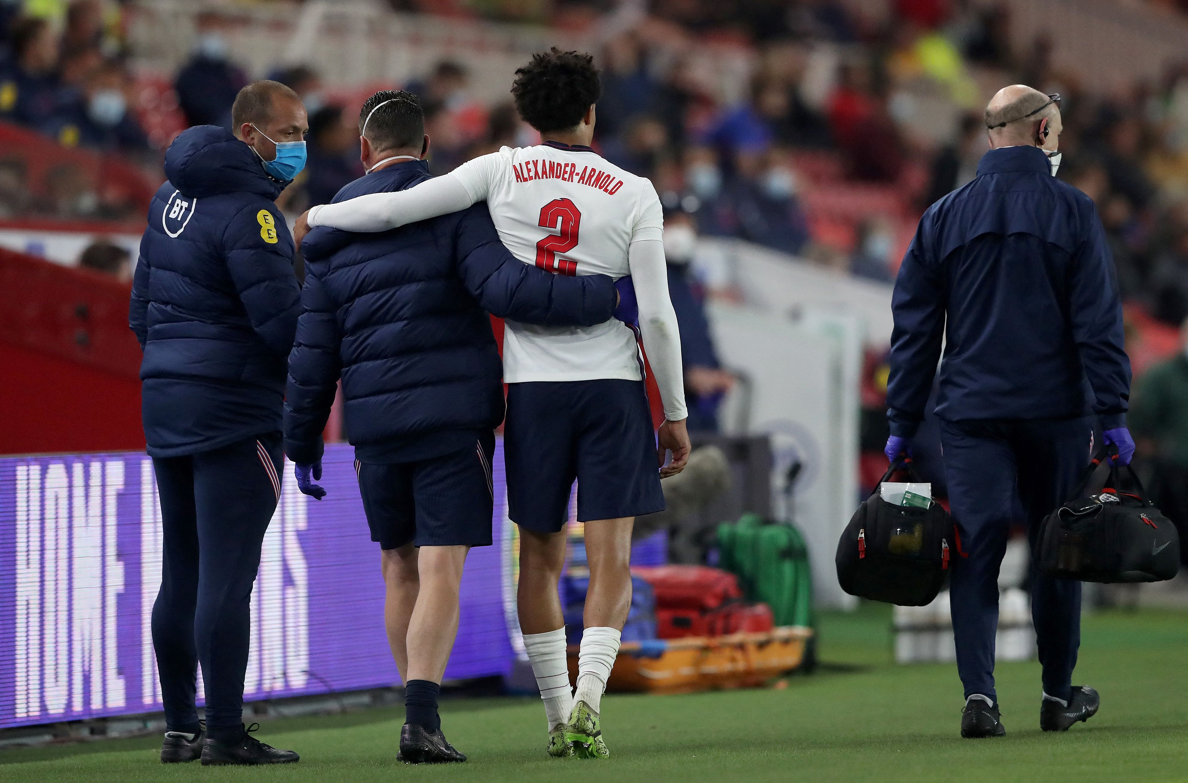 Bek Inggris Trent Alexander-Arnold harus dibantu meninggalkan lapangan usai mengalami cedera dalam laga persahabatan melawan Austria.