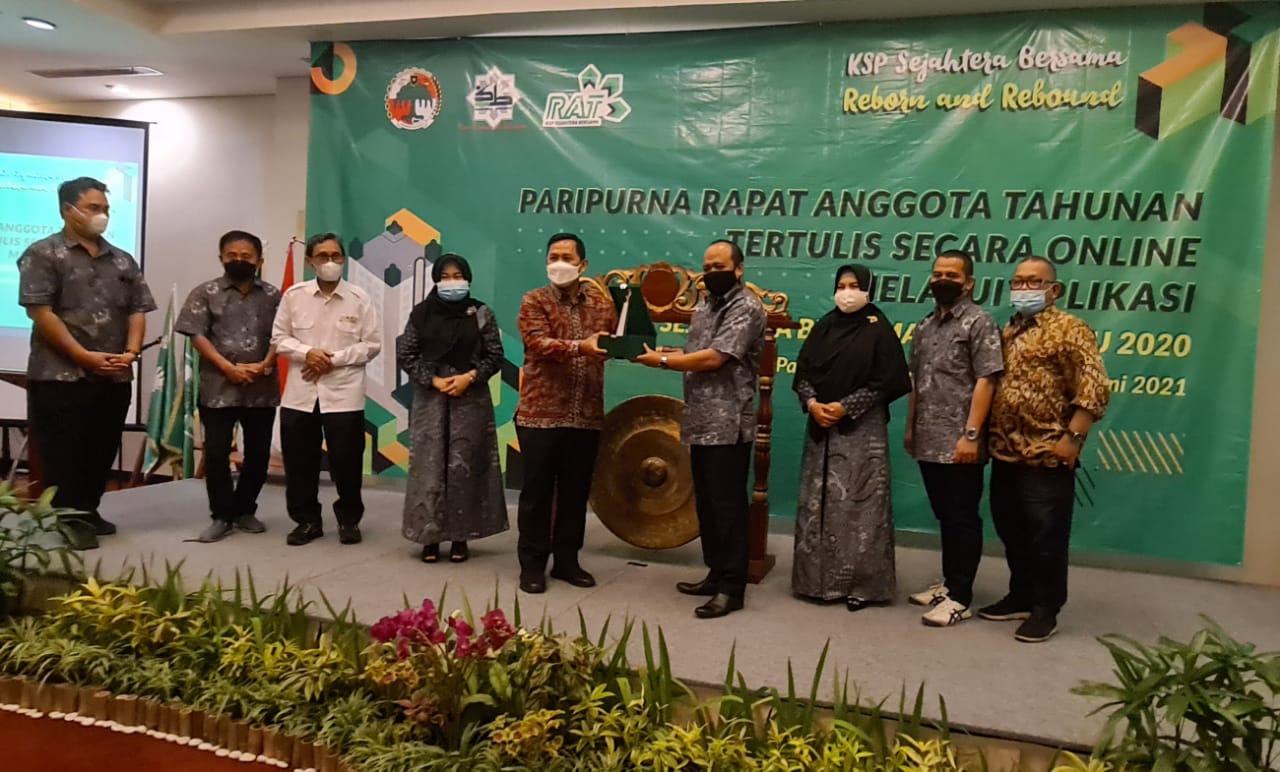 Deputi Bidang Perkoperasian Kemenkop UKM Ahmad Zabadi (tengah) membuka RAT KSP-SB di Bogor, Jawa Barat, Senin (7/6)