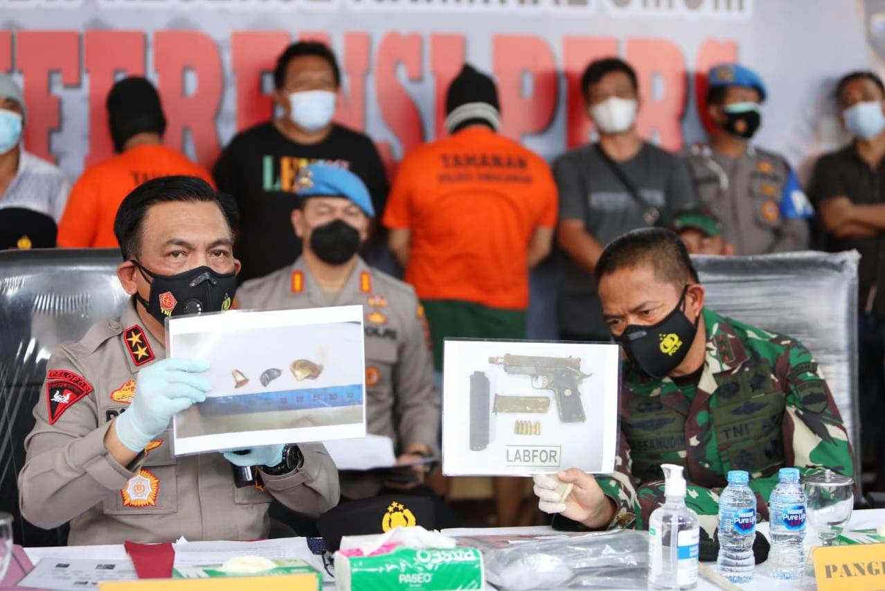 Kapolda Sumatra Utara Irjen Polisi RZ Panca Putra Simanjuntak (kiri).