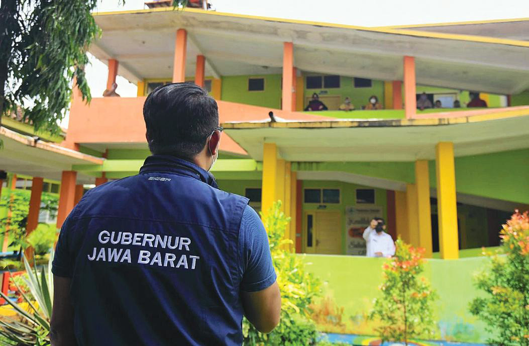 Gubernur Jawa Barat Ridwan Kamil atau Kang Emil menyemangati pasien covid-19 yang sedang menjalani perawatan di RSUD Soekardjo, Tasikmalaya.