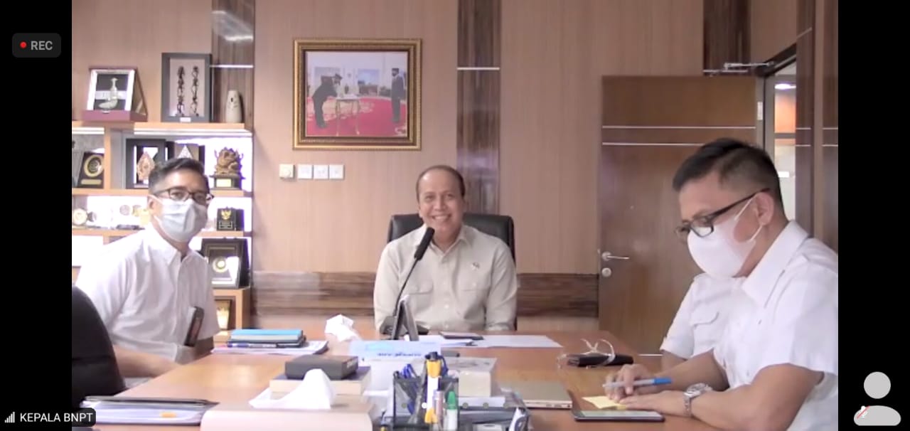 Kepala BNPT Irjen Pol Boy Rafli Amar (tengah)  saat menghadiri pertemuan daring antara BNPT dengan Media Group, Senin (21/6).