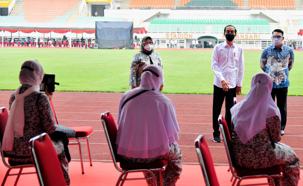 Presiden Joko Widodo saat meninjau proses vaksinasi Covid-19