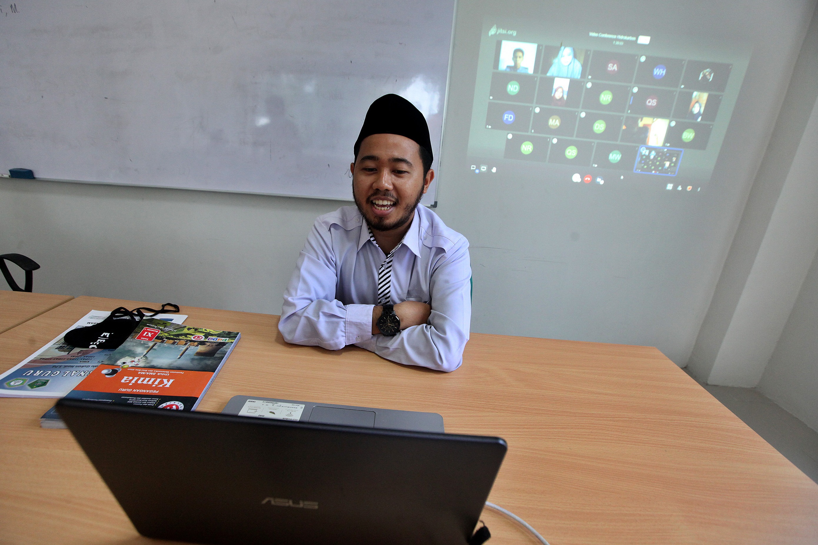 Guru melakukan pembelajaran jarak jauh memanfaatkan teknologi internet di Madrasah Aliyah Negeri 2 Mataram, Nusa Tenggara Barat.