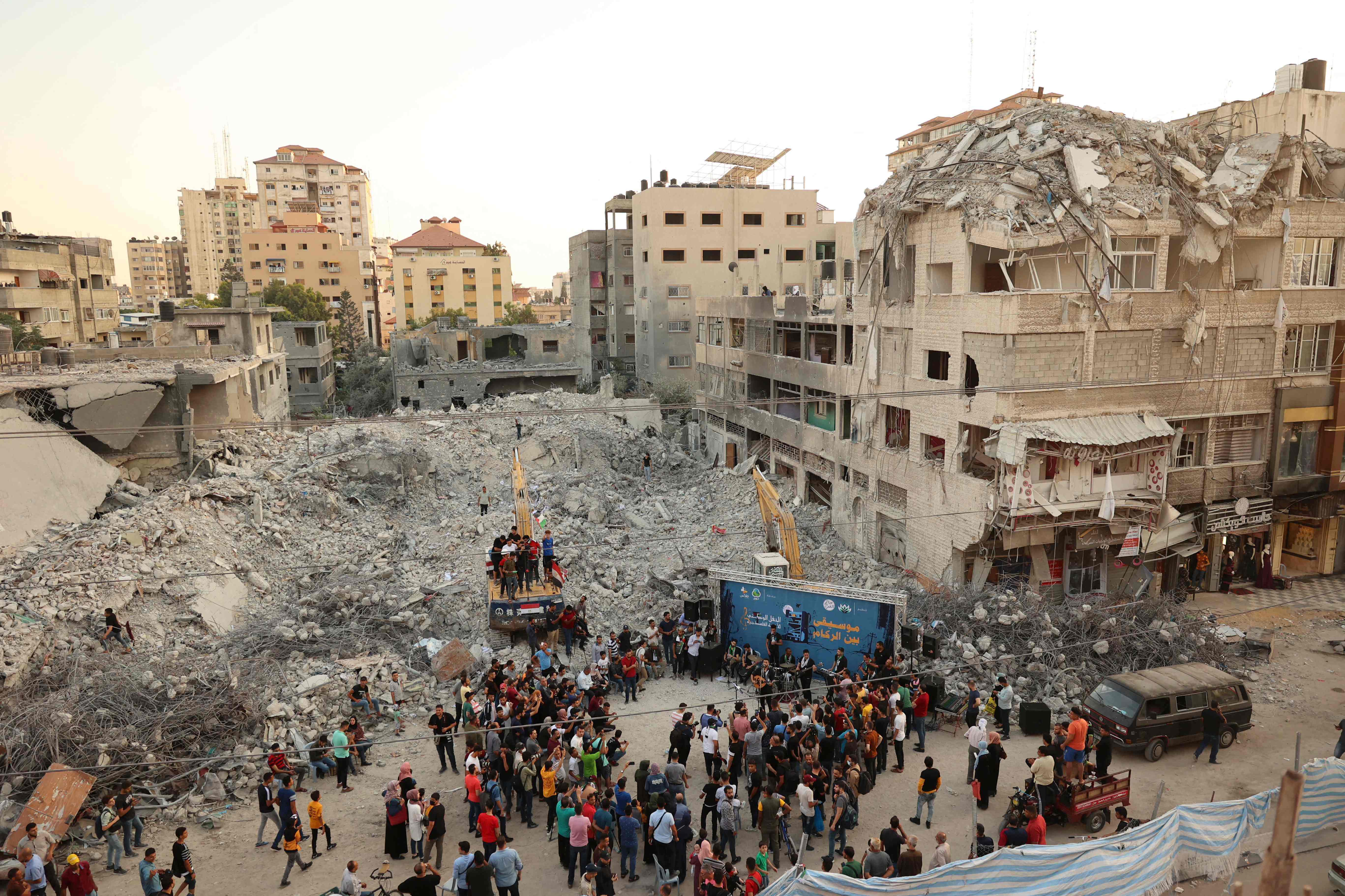 Warga Palestina menghadiri konser bertajuk Musik di antara Puing-Puing di depan menara al-Shuruq yang diratakan Israel.