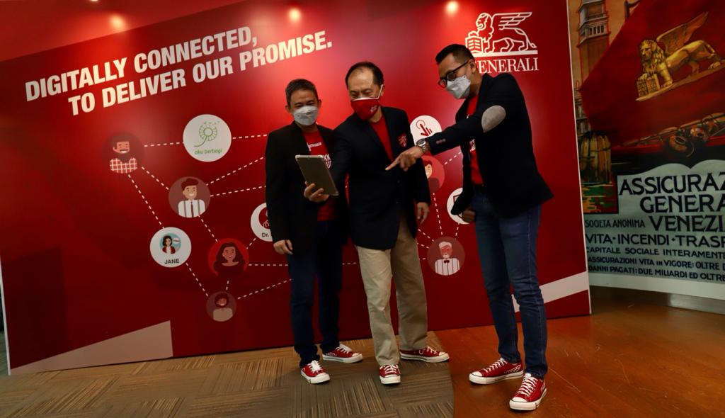CEO Generali Indonesia, Edy Tuhirman (tengah) menyempatkan diri untuk berswafoto.