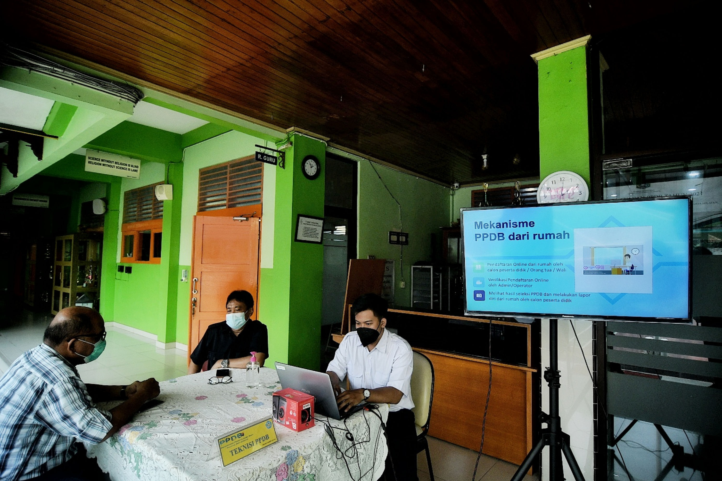 Orang tua siswa mencari informasi terkait PPDB