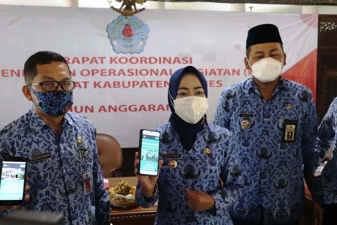 Bupati Brebes, Jawa Tengah, Idza Priyanti (tengah) menunjukkan aplikaasi SIAPbang. 
