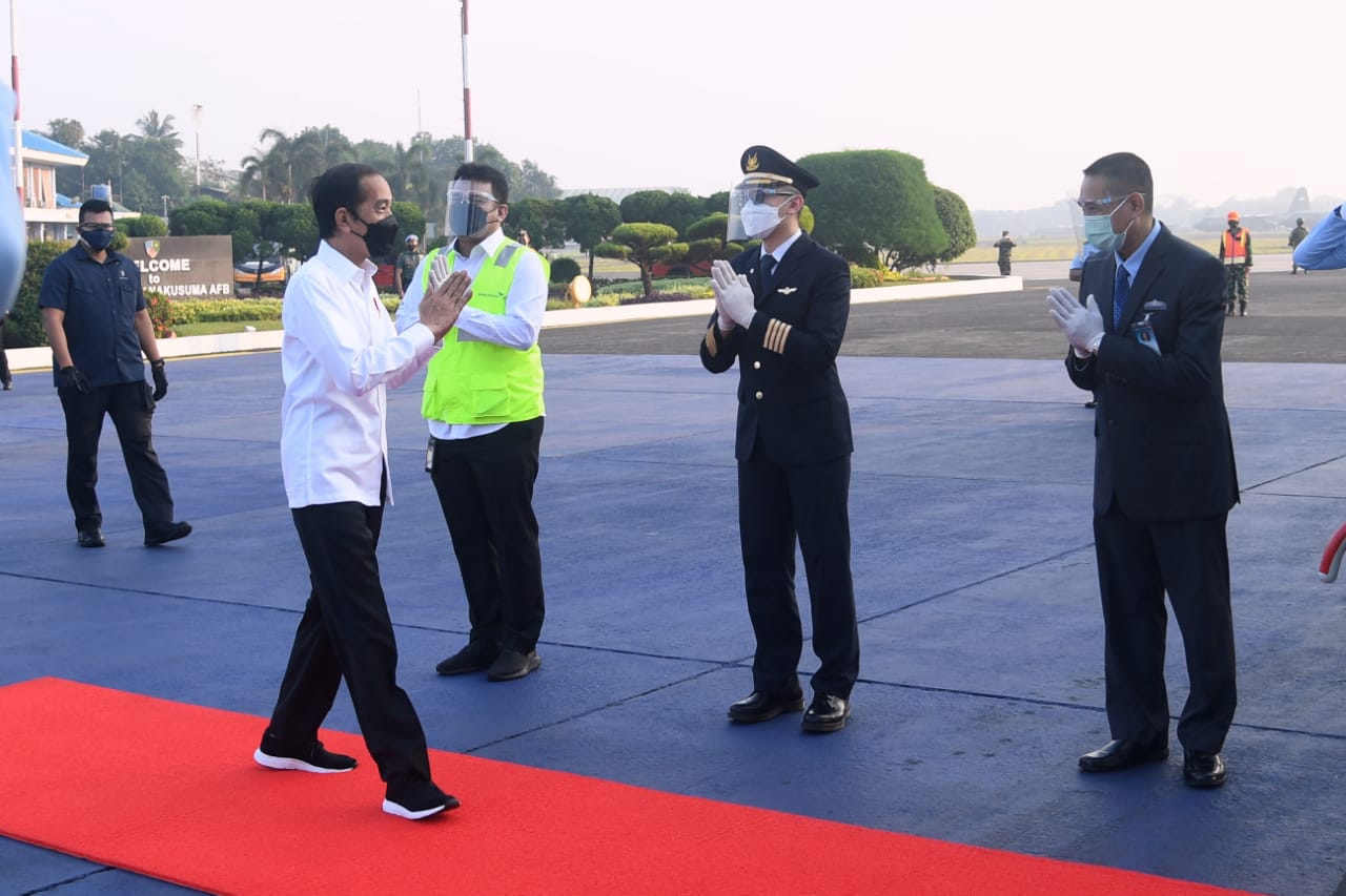 Presiden Joko Widodo saat bertolak ke Jawa Tengah untuk kunjungan kerja, Jumat (11/6).