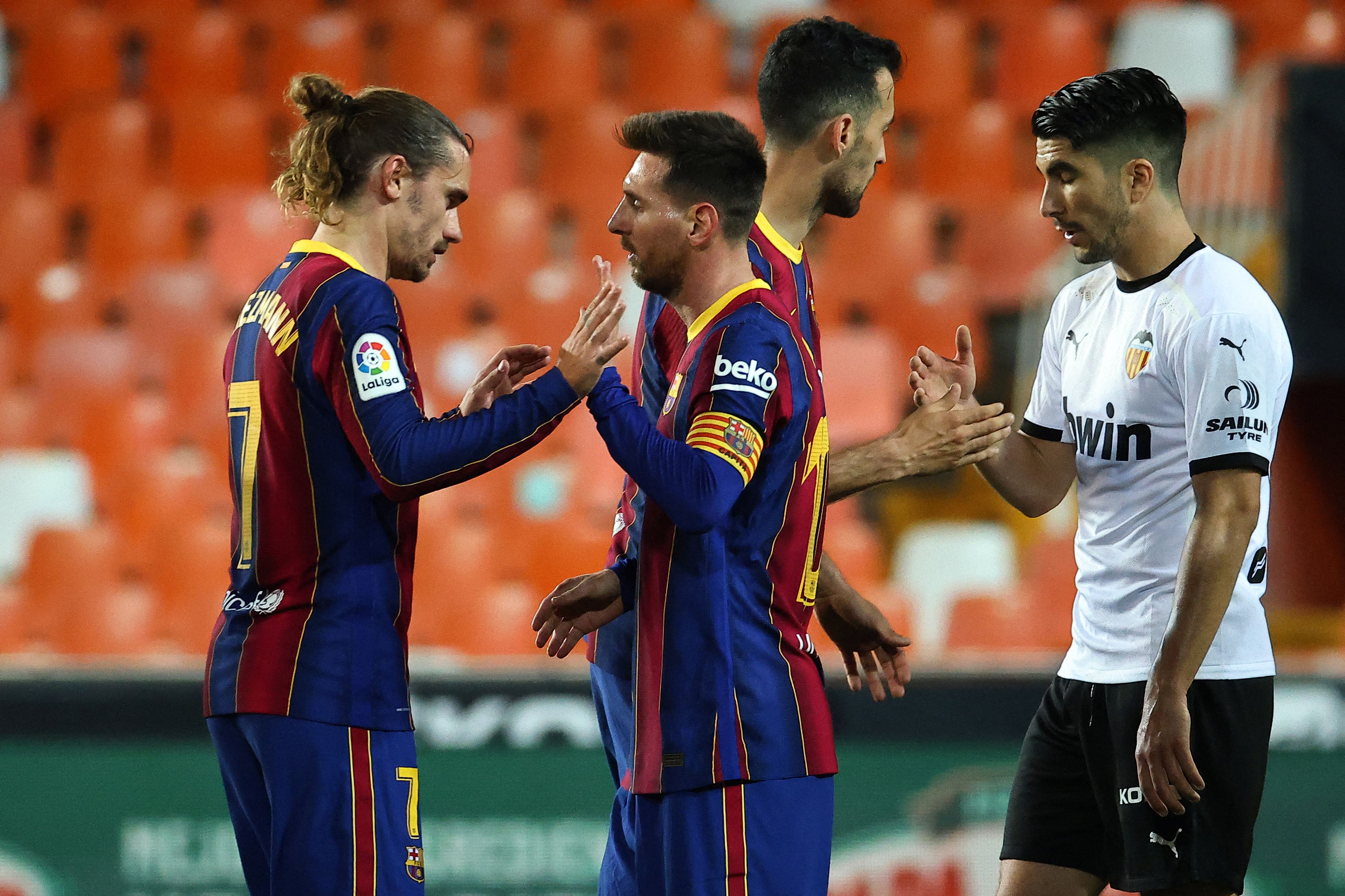 Gelandang Barcelona Antoine Griezmann (kiri) dan penyerang Lionel Messi setelah mencetak gol saat timnya melawan Valencia.