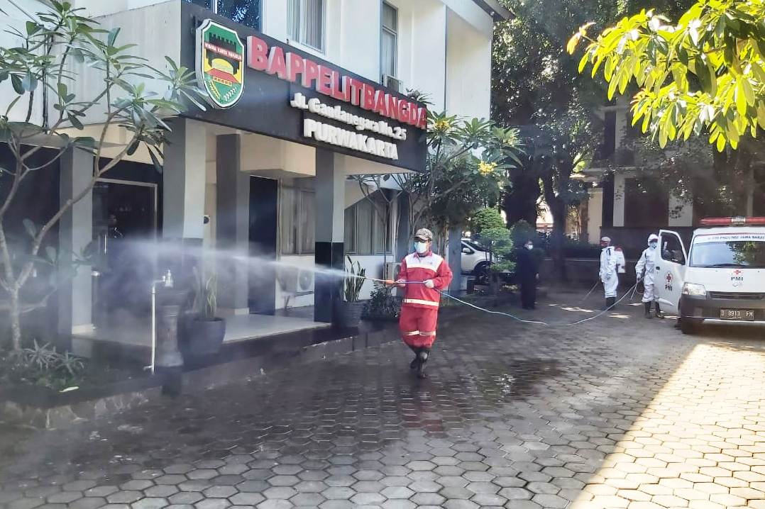 Tim Gugus Tugas Covid-19 Purwakarta Massif Lakukan Penyemprotan Disinfektan