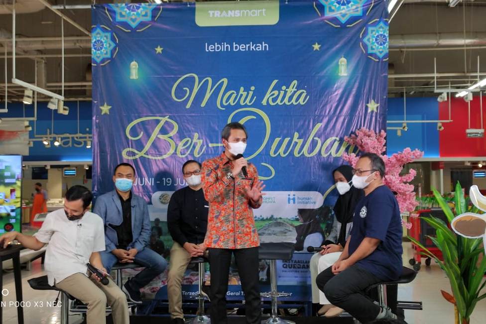 Vice President Corporate Communications Transmart Carrefour Satria Hamid (berdiri).