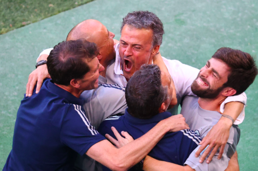 Pelatih pain Luis Enrique (tengah) merayakan kemenangan bersama staf pada akhir pertandingan sepak bola babak 16 besar EURO 2020.