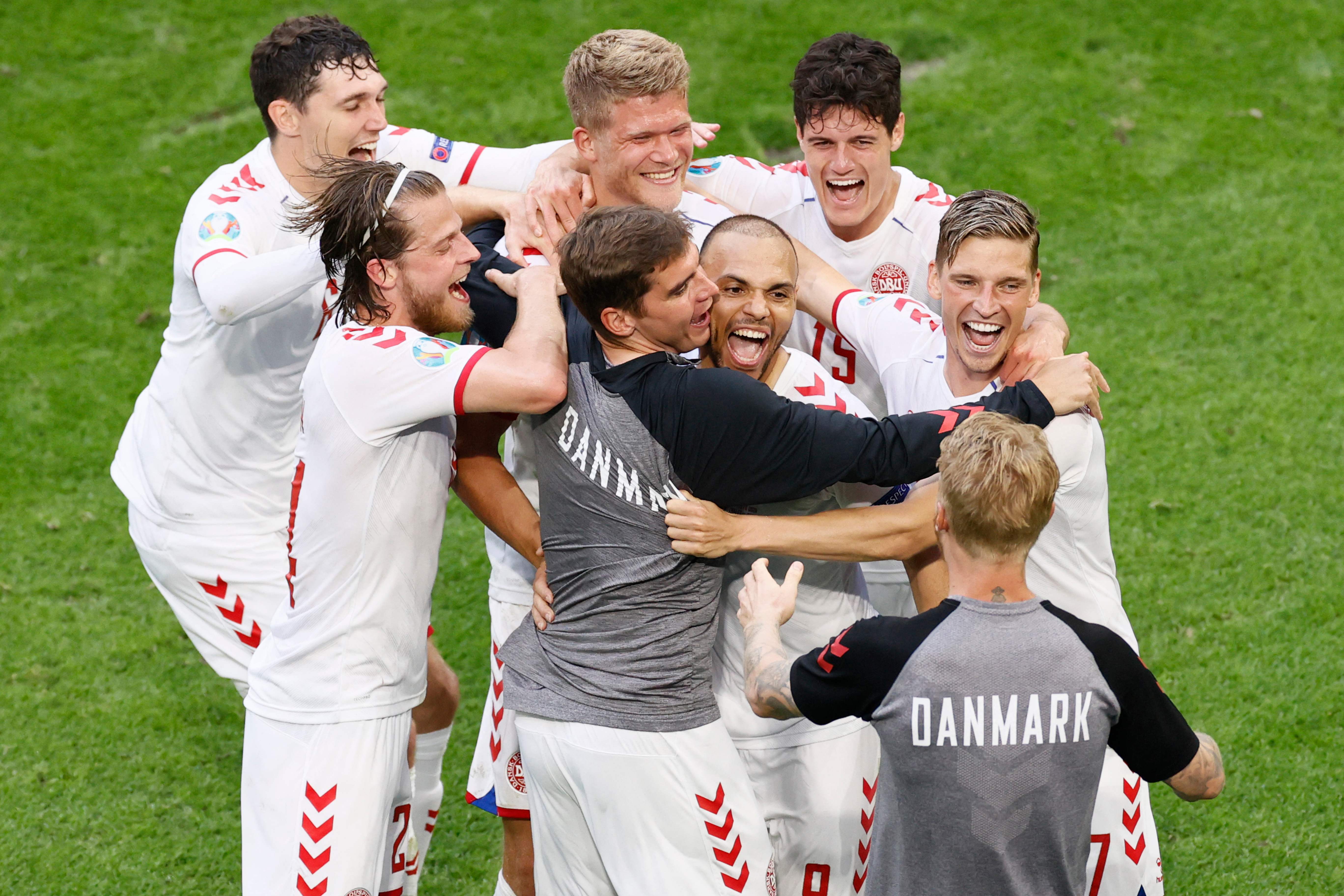 Timnas Denmark meluapkan kegemberiannya usai mengalahkan Wales dan melangkah ke perempat final Euro 2020, Minggu (27/6)