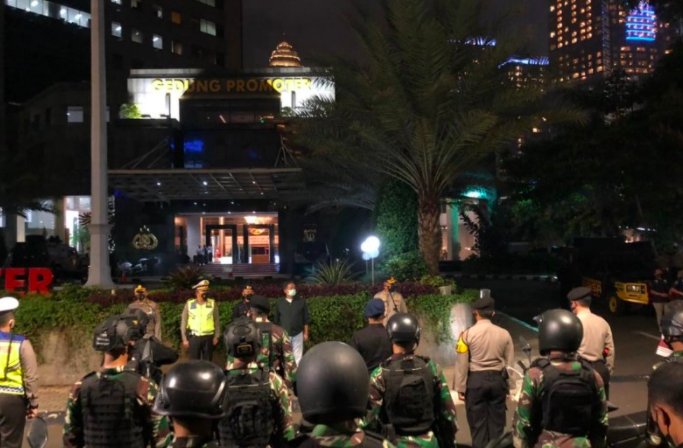 Polda Metro Jaya bersama Kodam Jaya dan Satpol PP gelar operasi yustisi penegakan protokol kesehatan untuk menekan angka penyebaran COVID-19