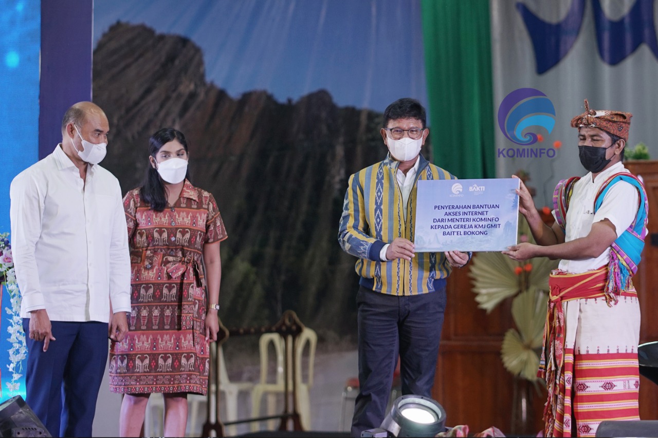 Menkominfo Johnny G Plate memberikan bantuan akses internet ke warga NTT