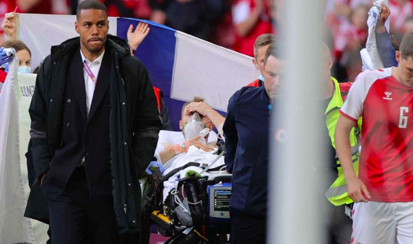 Pemain Denmark Christian Eriksen ditandu keluar lapangan saat pertandingan melawan Finlandia pada Piala Eropa 2020 di Parken Stadium.