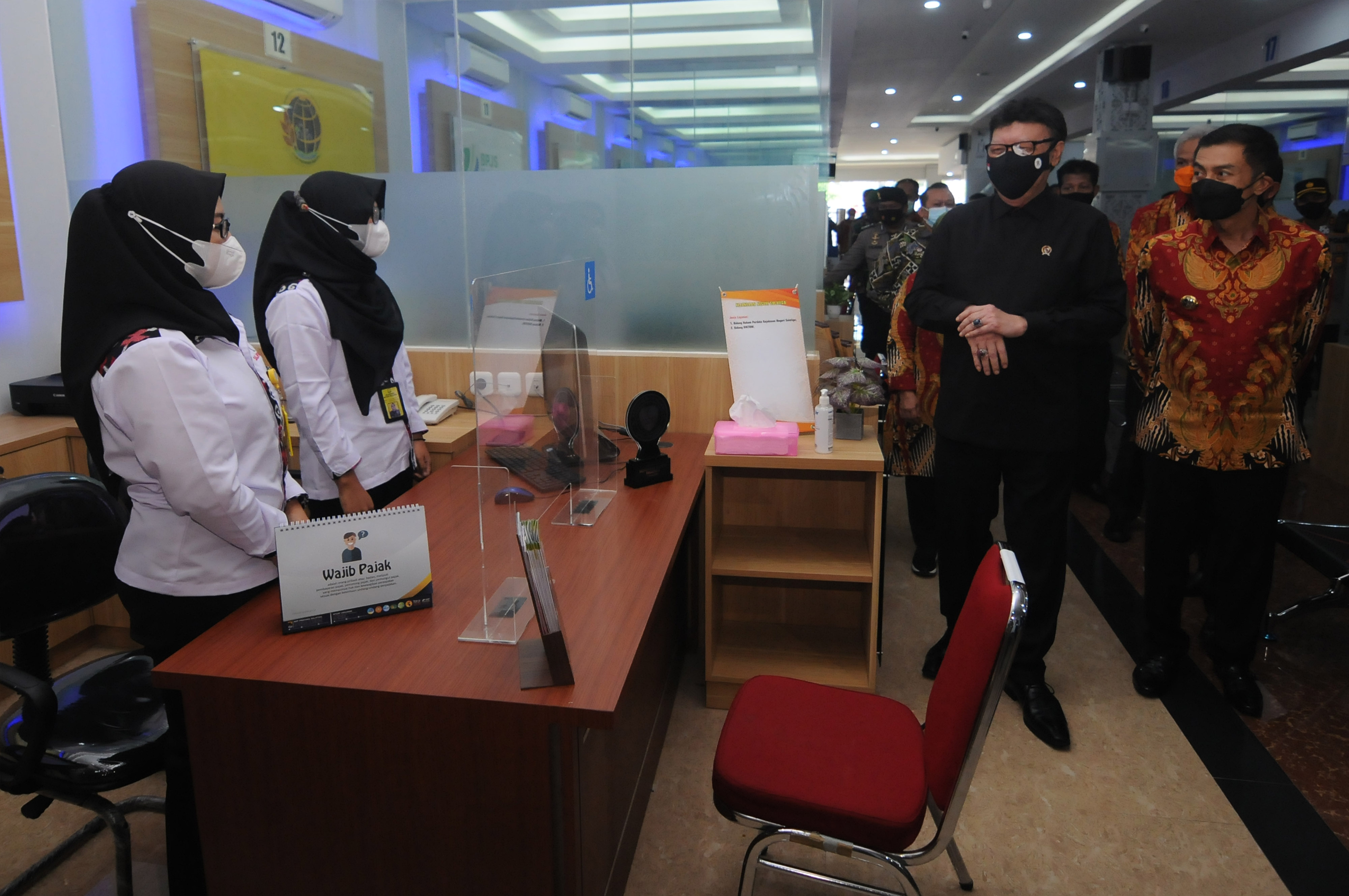 MenPAN-RB Tjahjo Kumolo (Safari) didampingi Wali Kota Salatiga Yuliyanto (batik) dalam sebuah acara di Salatiga.