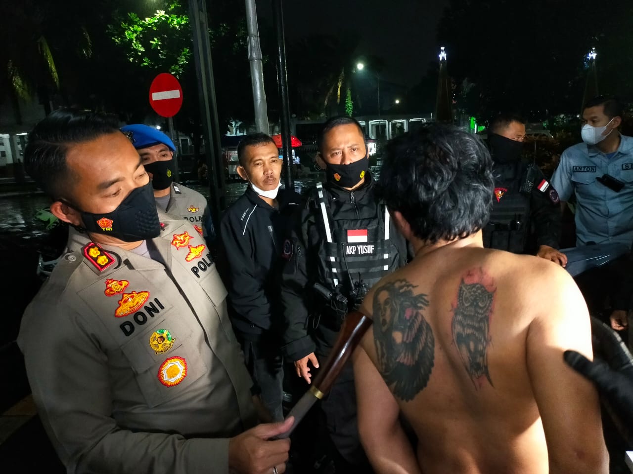 Tim Tim Maung Galunggung Polres Tasikmalaya Kota berhasil menangkap preman membawa sebilah golok telah merusak pot bunga dan satu motor.