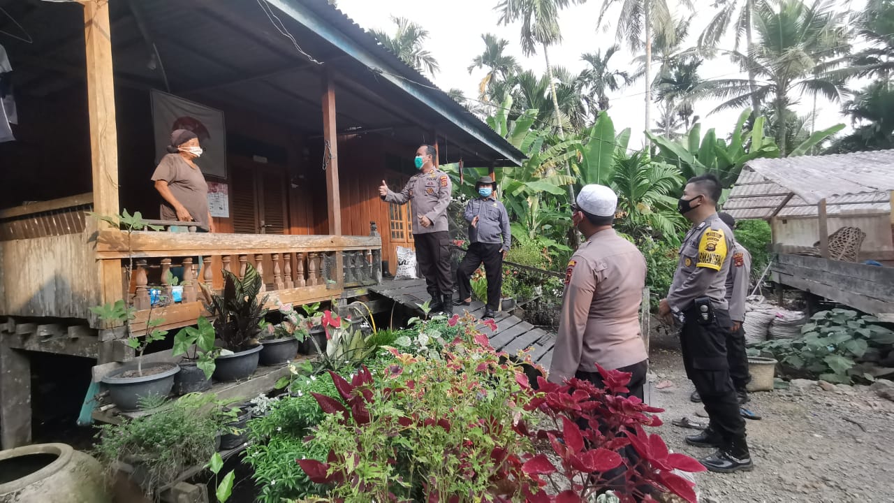 Wadan Satgas Covid-19 Kabupaten Tanjungjabung Barat Ajun Komisaris Besar Guntur Saputro saat mengunjungi Desa Jati Emas, Jumat (11/6/2021)