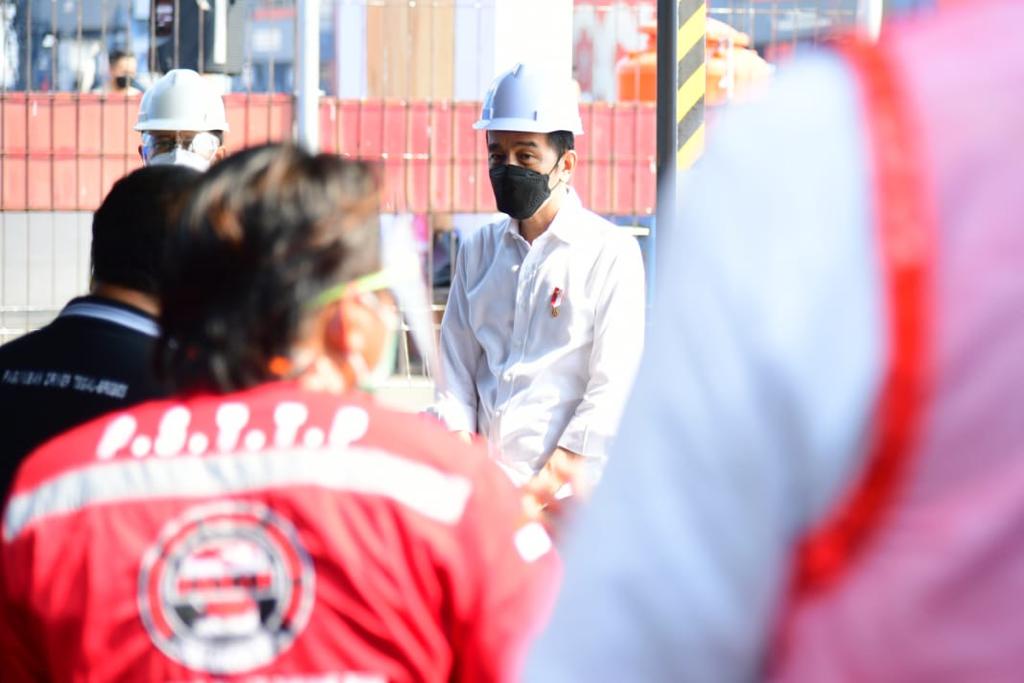 Presiden Jokowi berdialog dengan sopir kontainer di Pelabuhan Tanjung Priok, Jakarta.