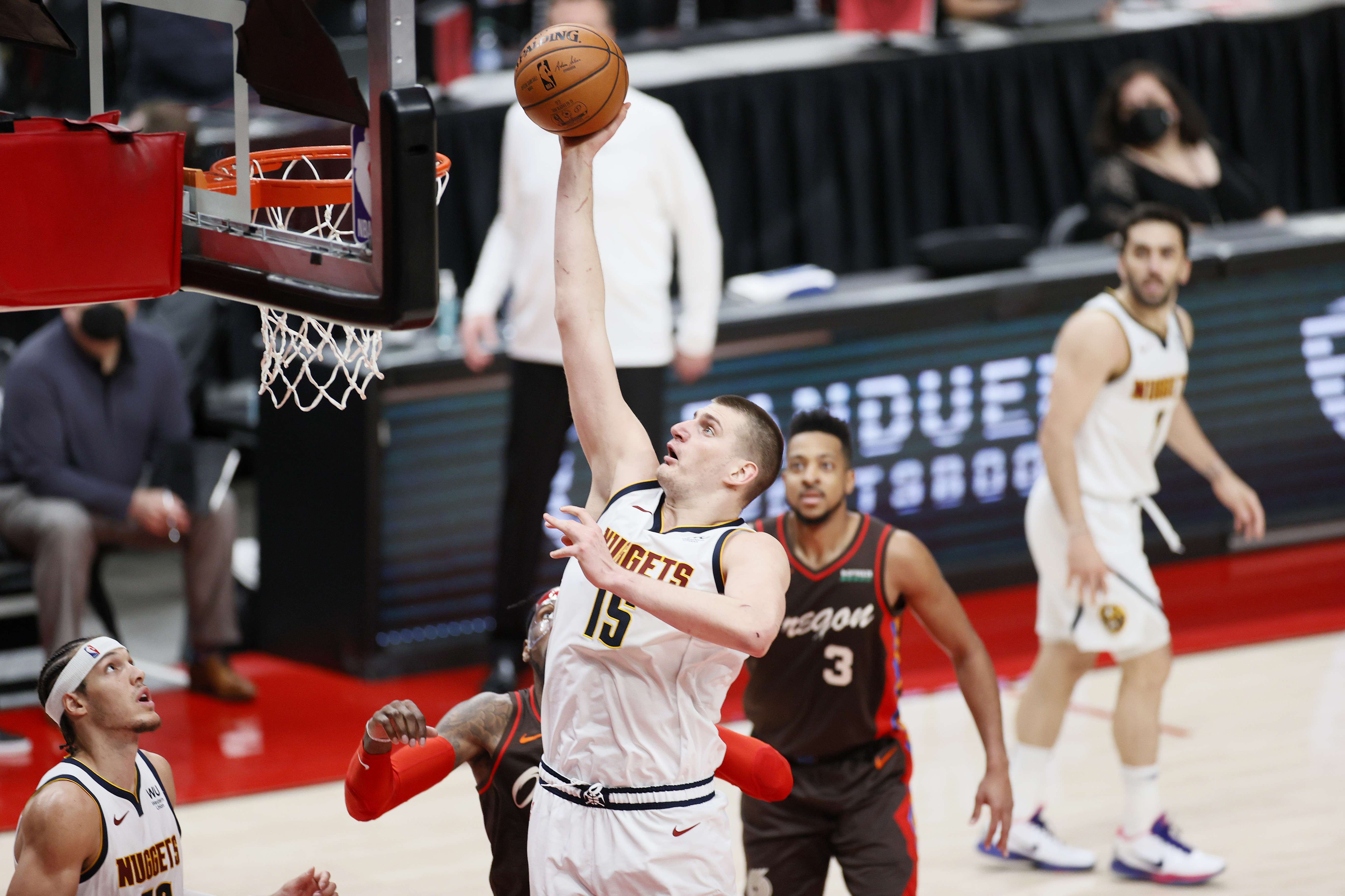 Center Denver Nuggers Nikola Jokic melakukan slam dunk dalam laga Gim 6 playoff NBA melawan Portland Trail Blazers.