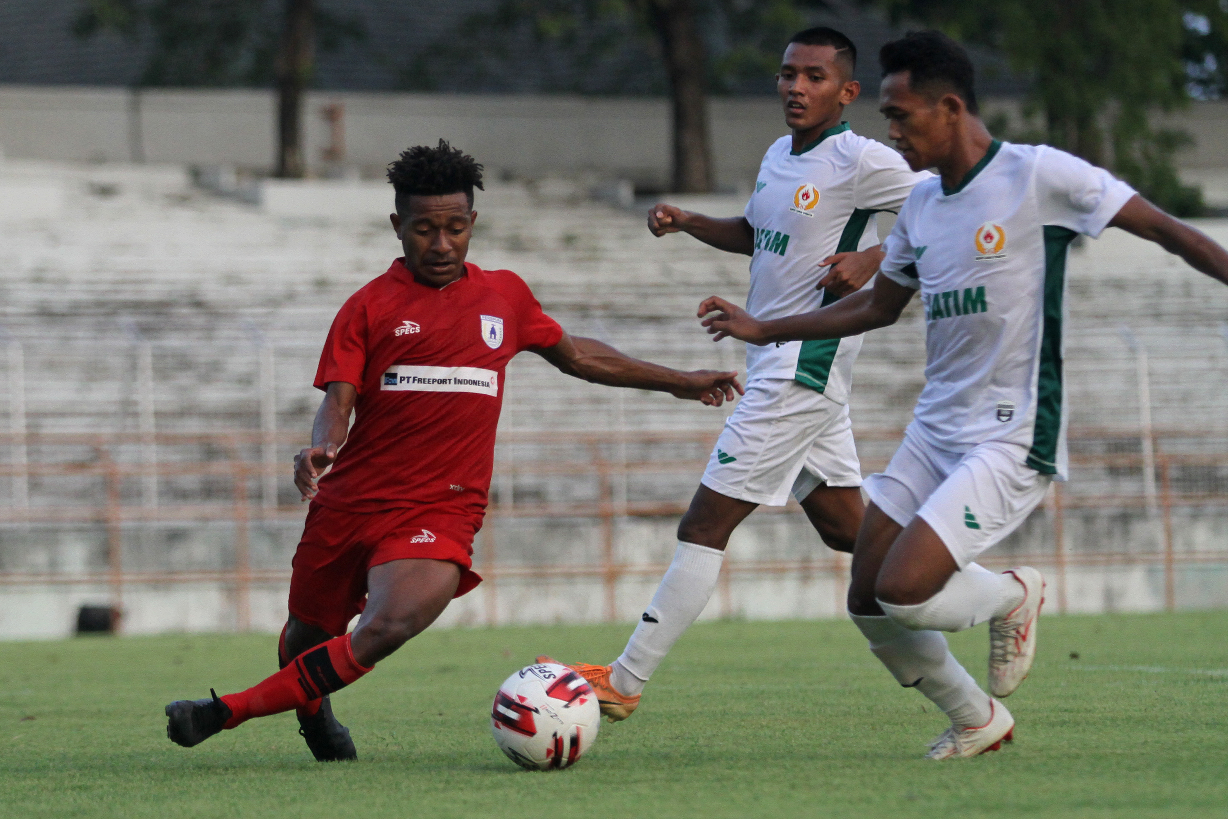 Penyerang Persipura Joshua Isir (kiri)