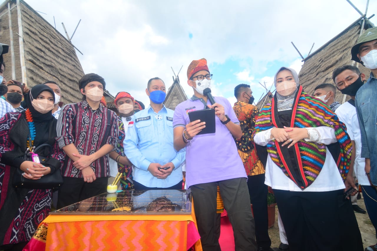 Menparekraf Sandiaga Salahudin Uno melakukan kunjungan ke Desa Wisata Desa Maria, Kecamantan Mawo, Kabupaten Bima, NTB, Minggu (13/6).