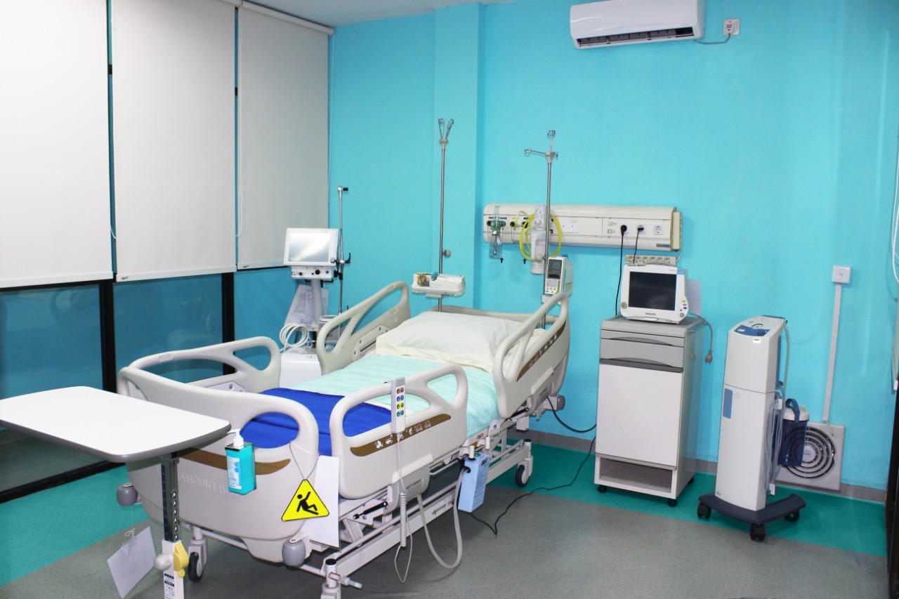 Aplikasi cat ber teknologi Silver-Ion Nippon Paint di sebuah ruang rawat rumah sakit