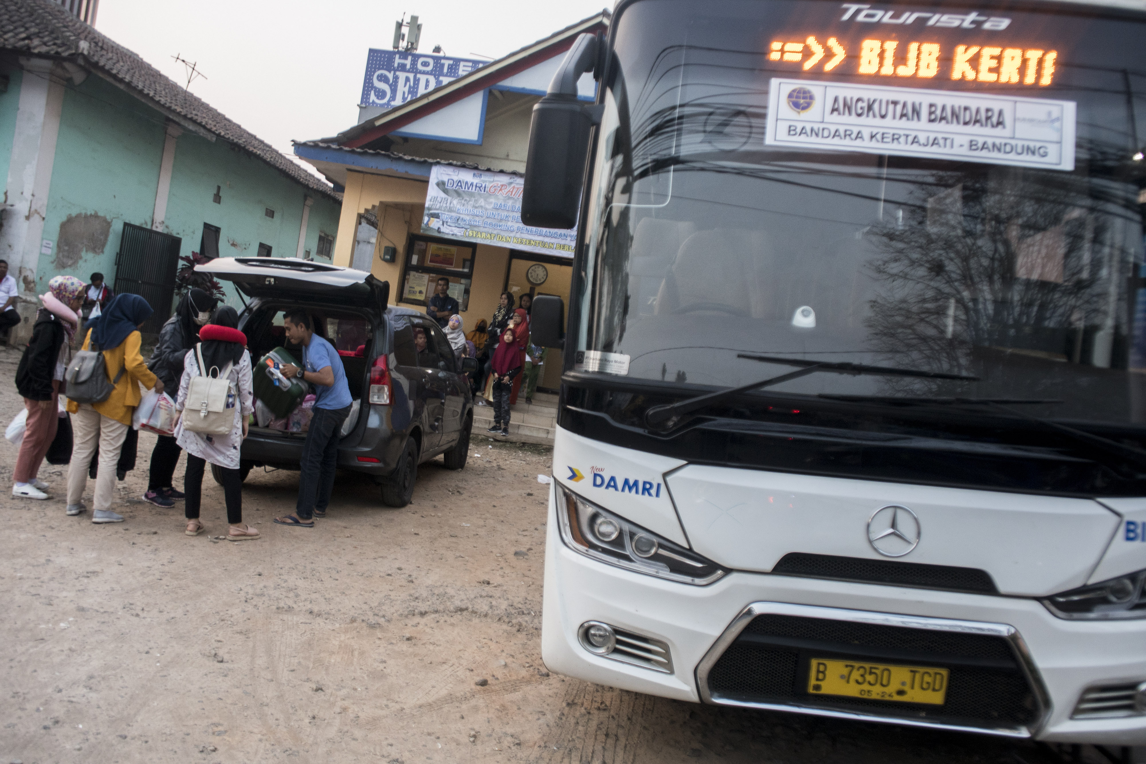 Bus Damri menunggu penumpang dengan tujuan Bandara Kertajati.