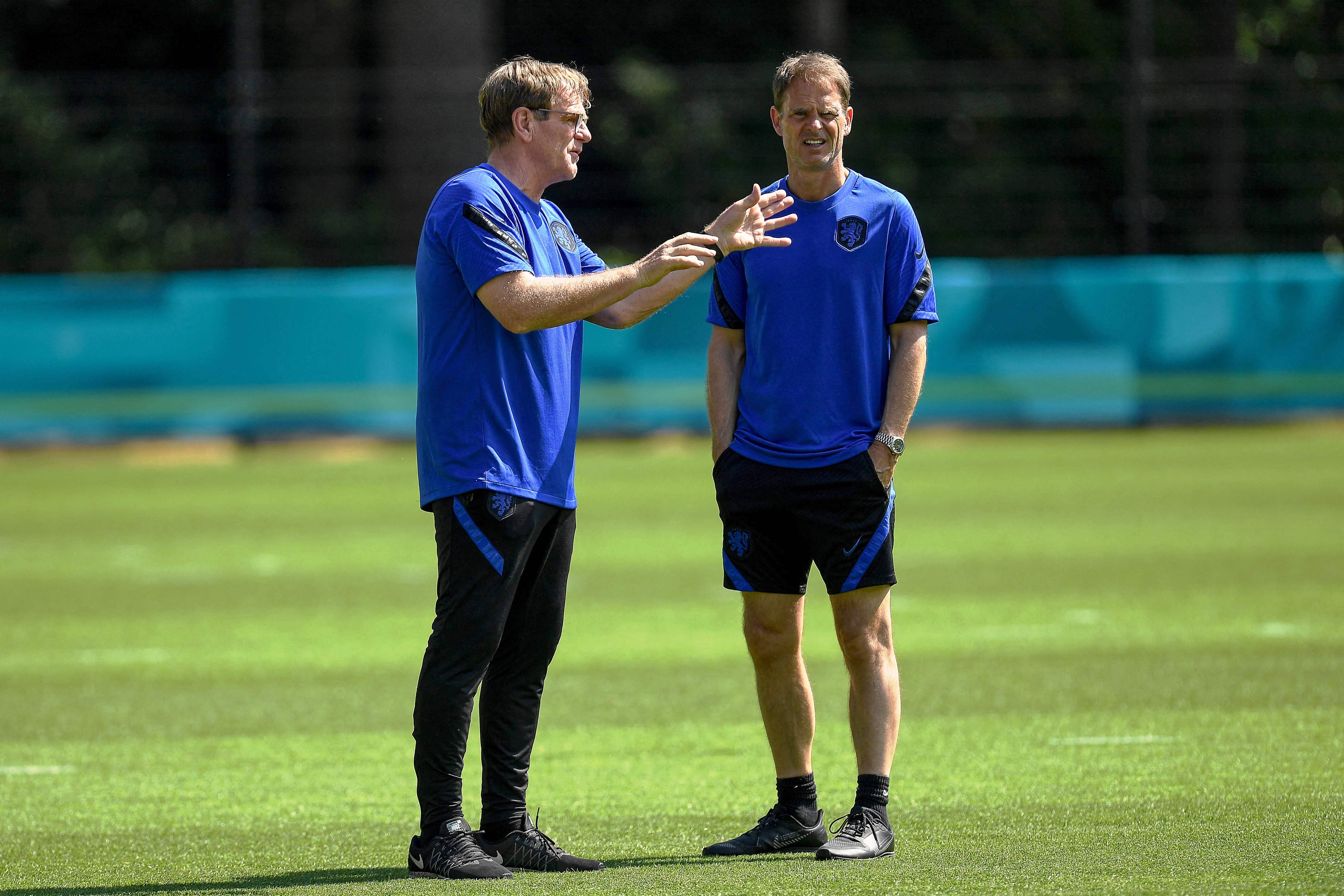 Pelatih timnas Belanda Frank de Boer sedang berdiskusi dengan asistennya jelang laga lawan Austria.