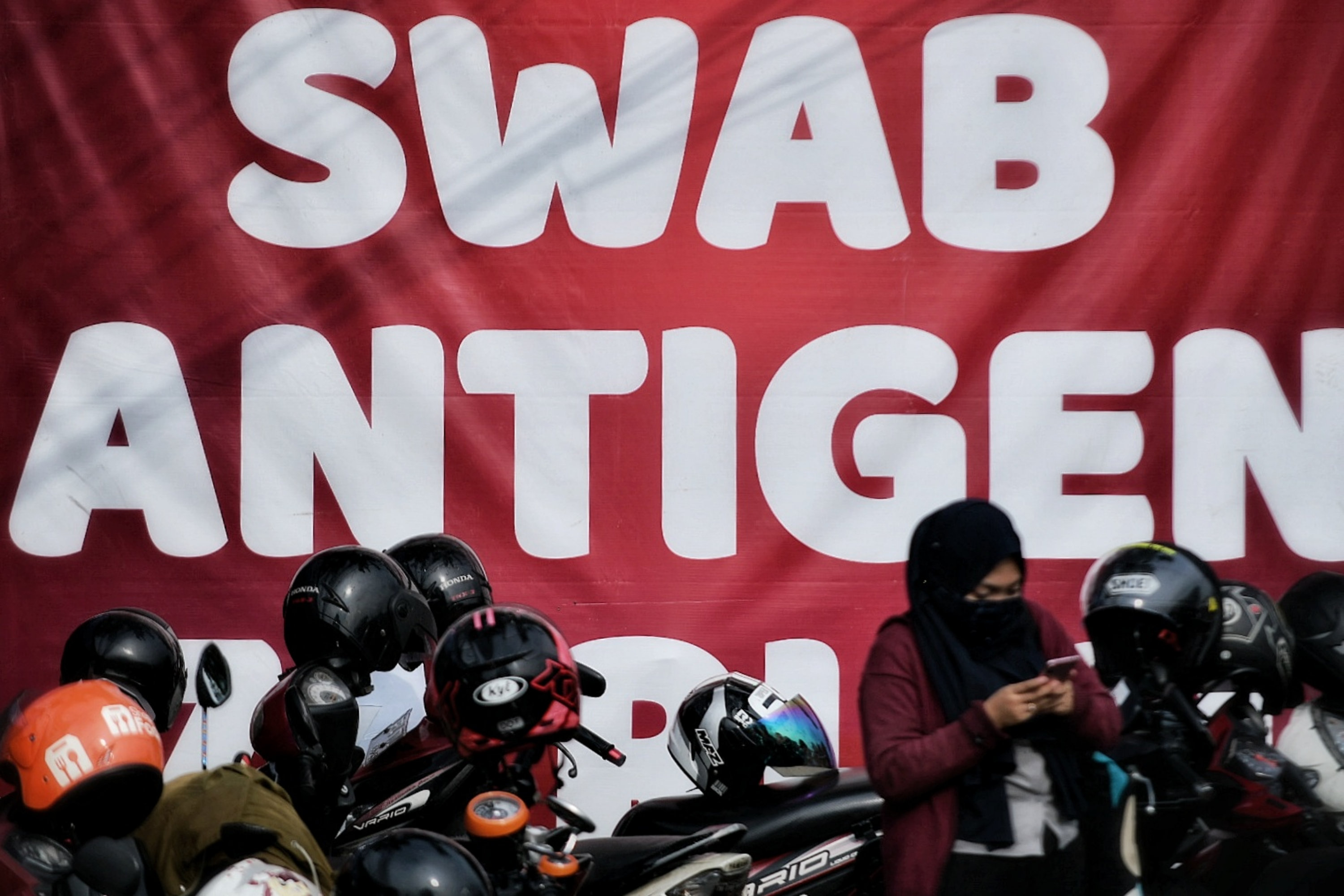 Warga berada di layanan kesehatan yang menyediakan Swab antigen di Jakarta