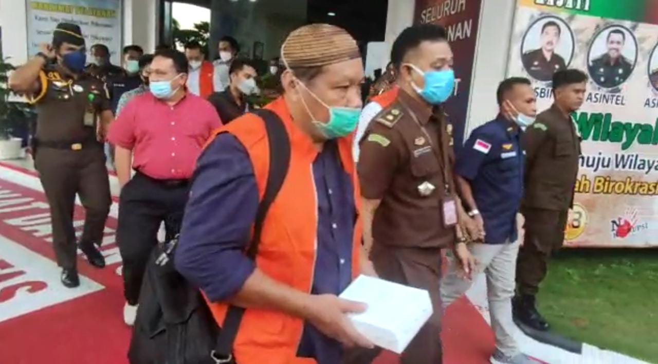 Mantan Kadis Pendidikan Imran Yakub (mengenakan rompi pranye) saat dibawa jaksa.