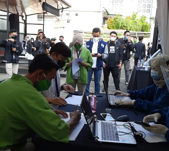 Peserta acara BUMN Muda menjalani rapid test antigen