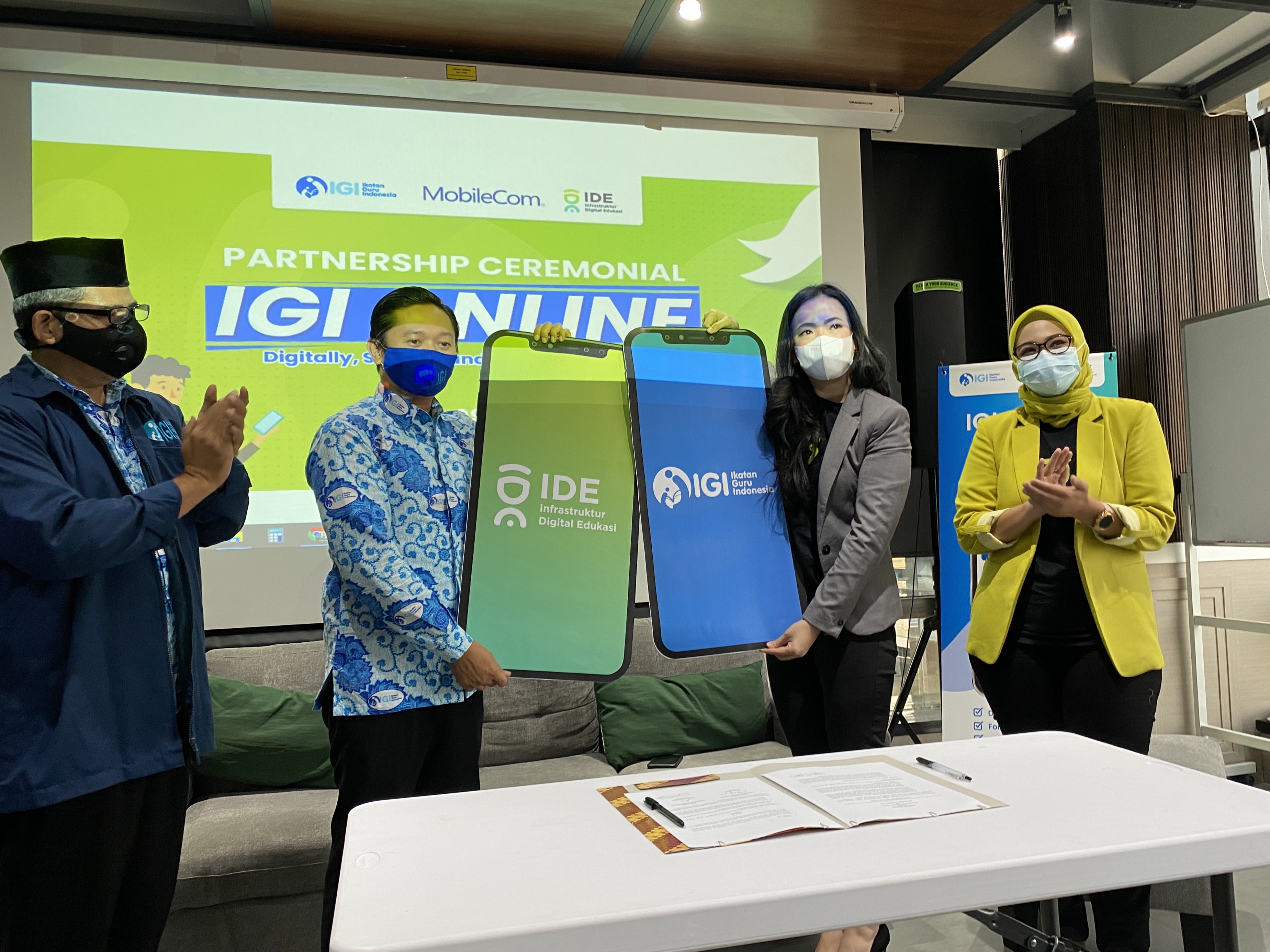 Penyerahan simbolis bentuk kerja sama antara PT Infrastruktur Digital Edukasi atau IDE dan Ikatan Guru Indonesia (IGI). 