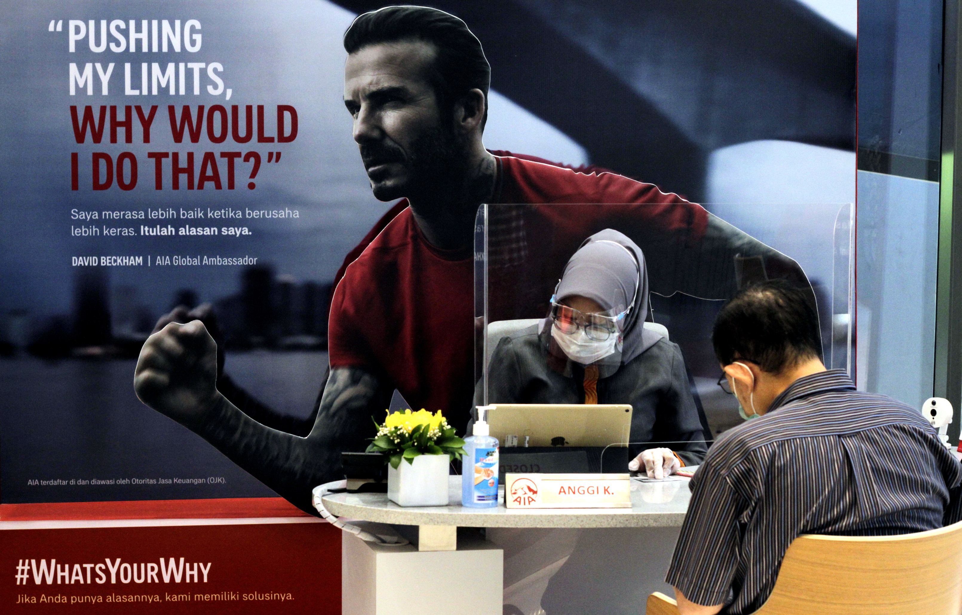 Seorang karyawan layanan pelanggan tengah memberi penjelasan kepada calon nasabah asuransi